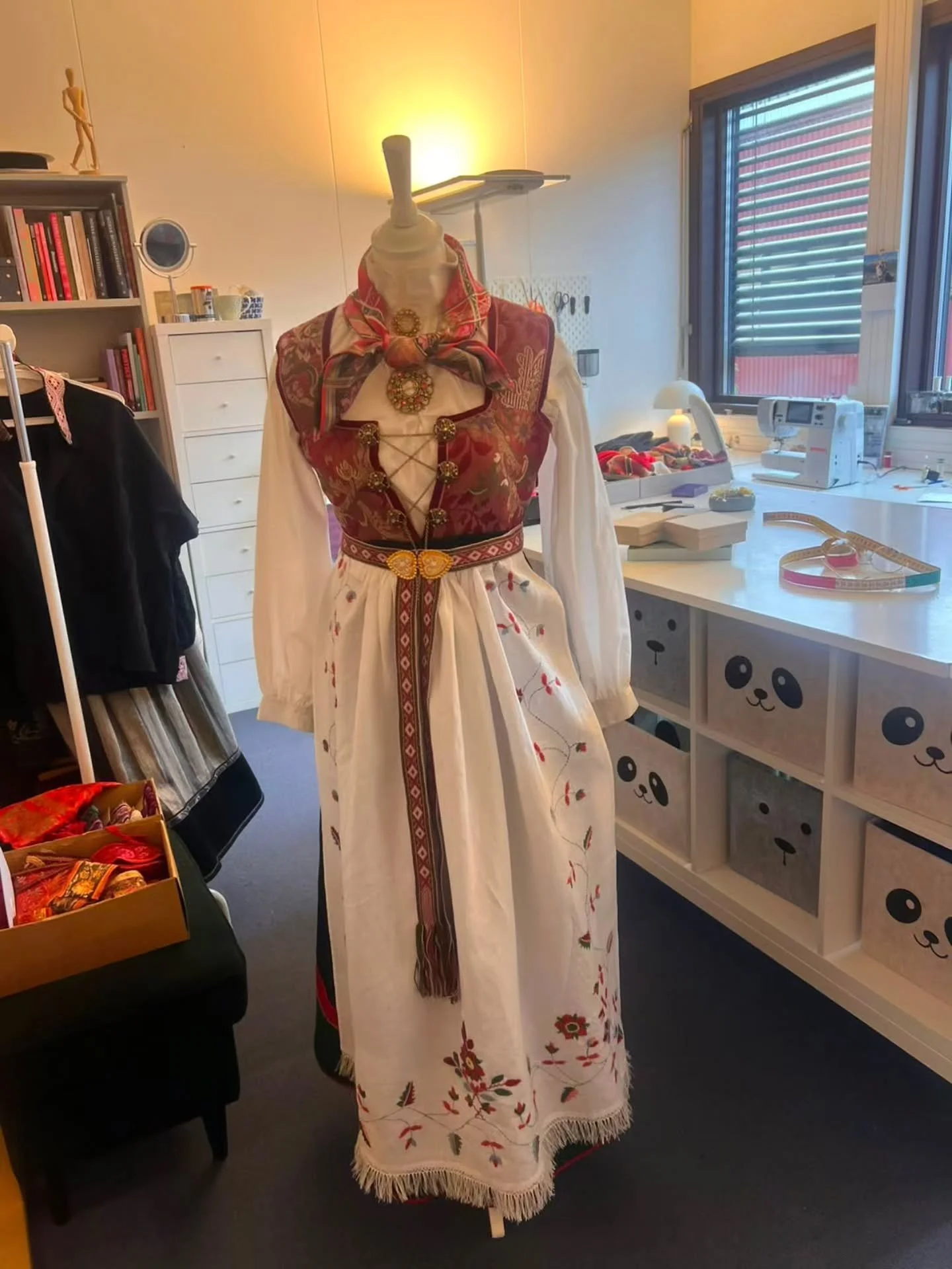 FargeTone har sydd denne nydelige &Aring;mli-bunaden! 
En bunad til en konfirmant er en prosess. De har gjerne en oppfatning av hva de vil ha, og s&aring; vokser det frem noe helt annet n&aring;r vi har jobbet sammen en stund. Denne konfirmanten har 