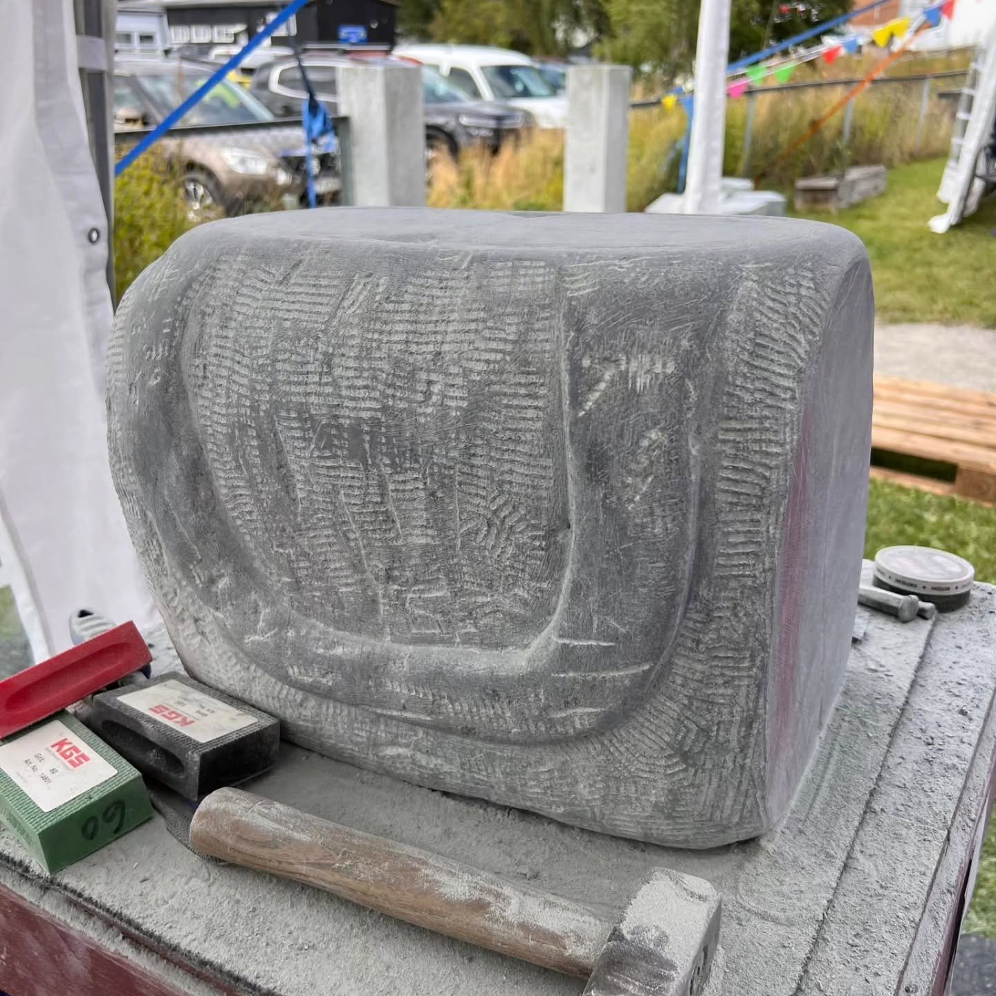 Se p&aring; denne flotte skulpturen av Guro Berger! Guro deltok p&aring; Steinhuggerfestivalen p&aring; Grorud 2026 hvor hun hugget ut en ny skulptur i kleberstein ved hjelp av kun hammer og meisel! 
Festivalen foregikk over en helg fra fredag morgen