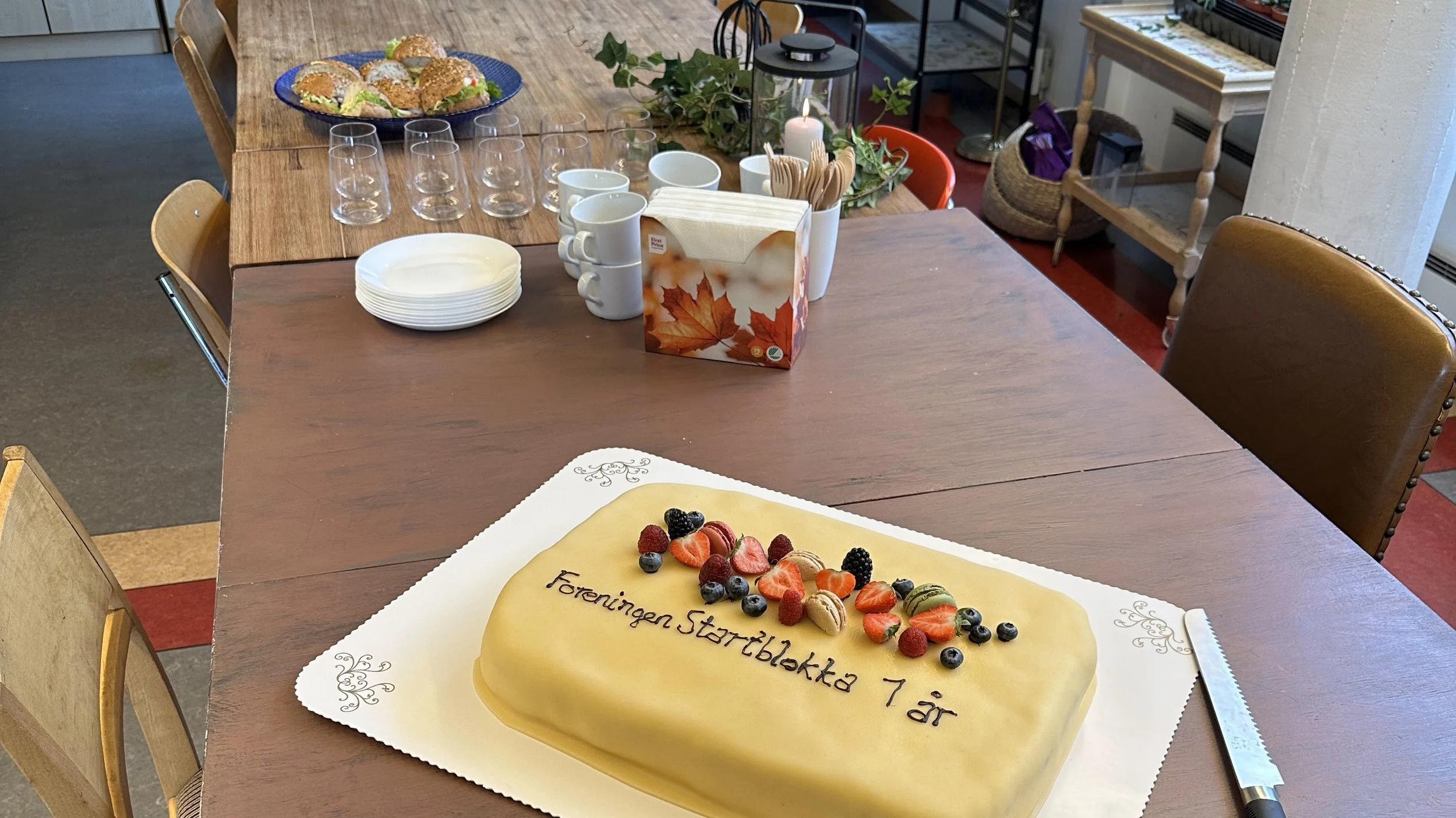 P&aring; torsdag forrige uke feiret Startblokka sin 1-&aring;rsdag!
 
Det har g&aring;tt ett &aring;r siden Startblokka tok over huset vi er i, og for et &aring;r det har v&aelig;rt! Startblokka har blitt fylt med kunst, film, foto, kostymer, kultur,