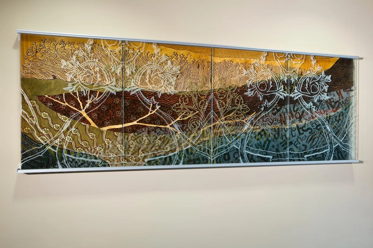 LIVRE OUVERT | Réseau des bibliothèques de l’Estrie, Sherbrooke; merisier gravé et peint, verre laminé gravé, aluminium; 90 cm x 150cm.
Année de réalisation 2008.