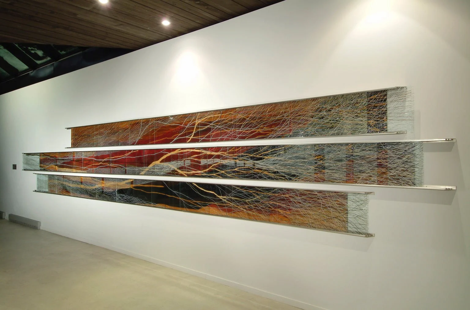 TRAME SONORE | Orford Musique (Centre d'art); merisier gravé et peint, verre laminé gravé, aluminium; 170 x 900 cm; 2005.