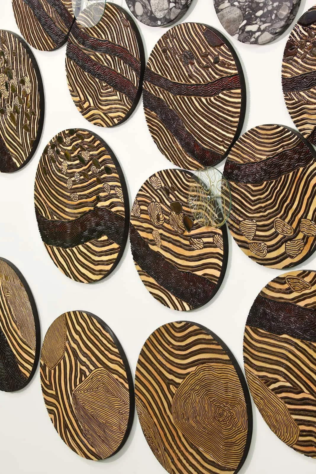 ... merisier russe gravé et peint, granit;
2 cercles de  450 cm de diamètre; 2009.