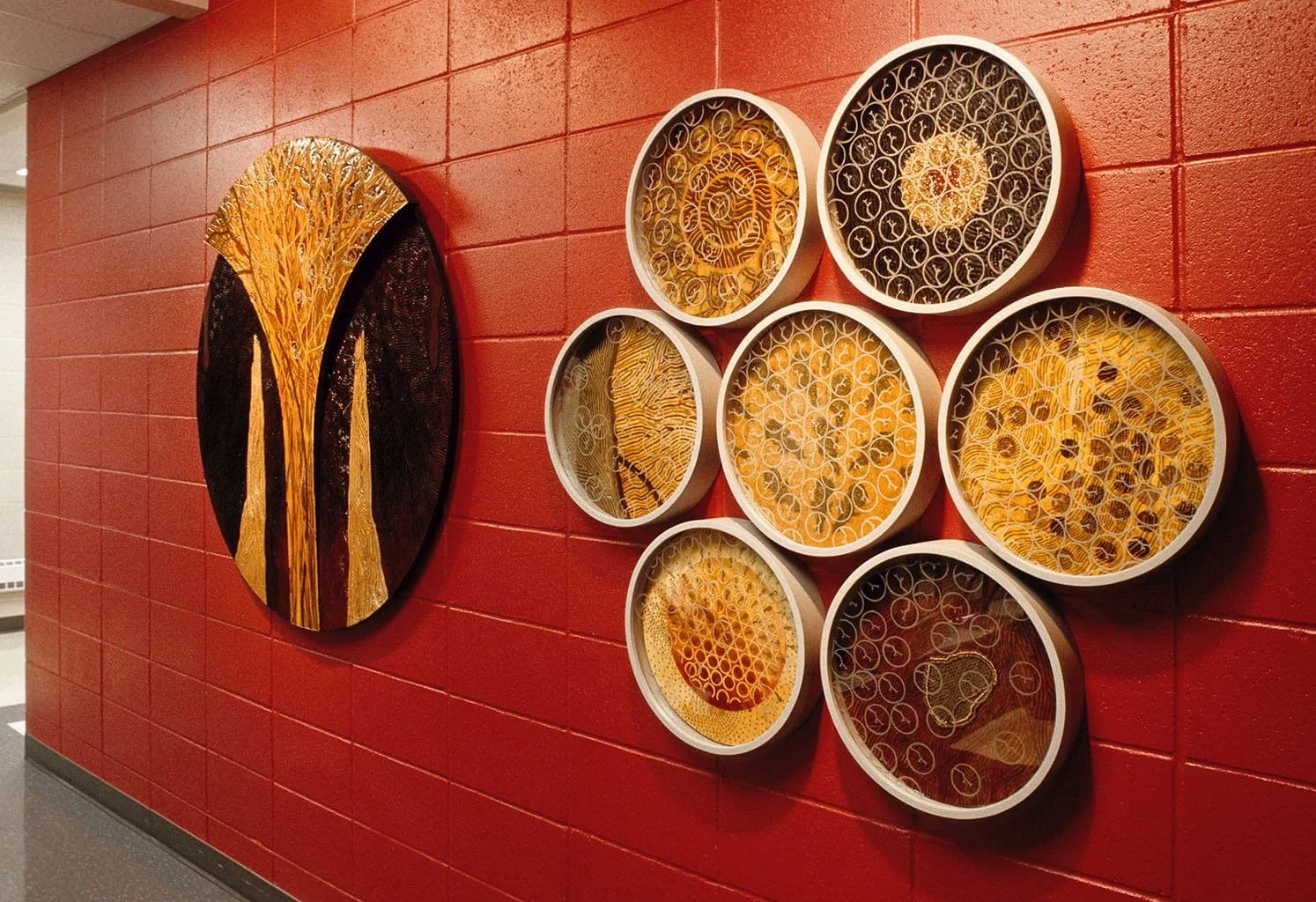 OBSERVATIONS MICRO ET MACROSCOPIQUES | École Royal Charles de St-Hubert; merisier gravé et peint, verre laminé gravé, aluminium...