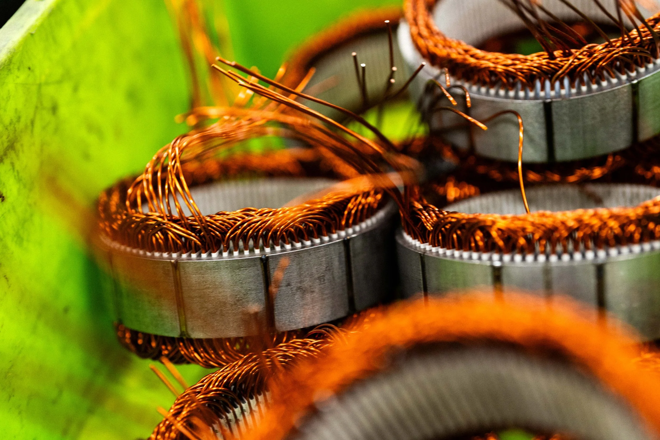 Cœurs en cuivre dans des moteurs électriques ou générateurs, enroulés autour de bobines en métal, en gros plan.