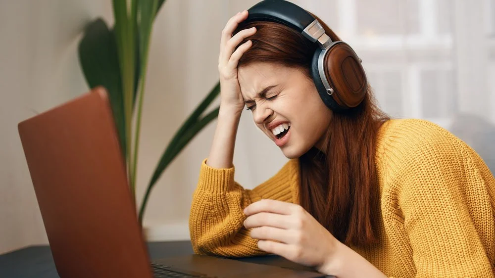 Woman can't hear the output from a hybrid event via her headphones