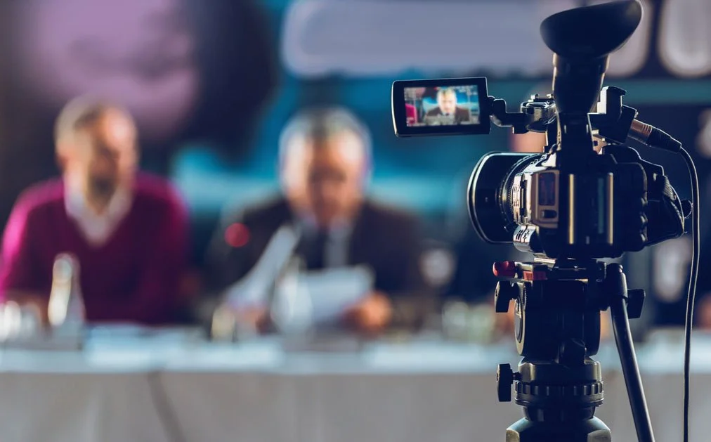 Hybrid event vs virtual event comparison showing physical venue and online broadcast