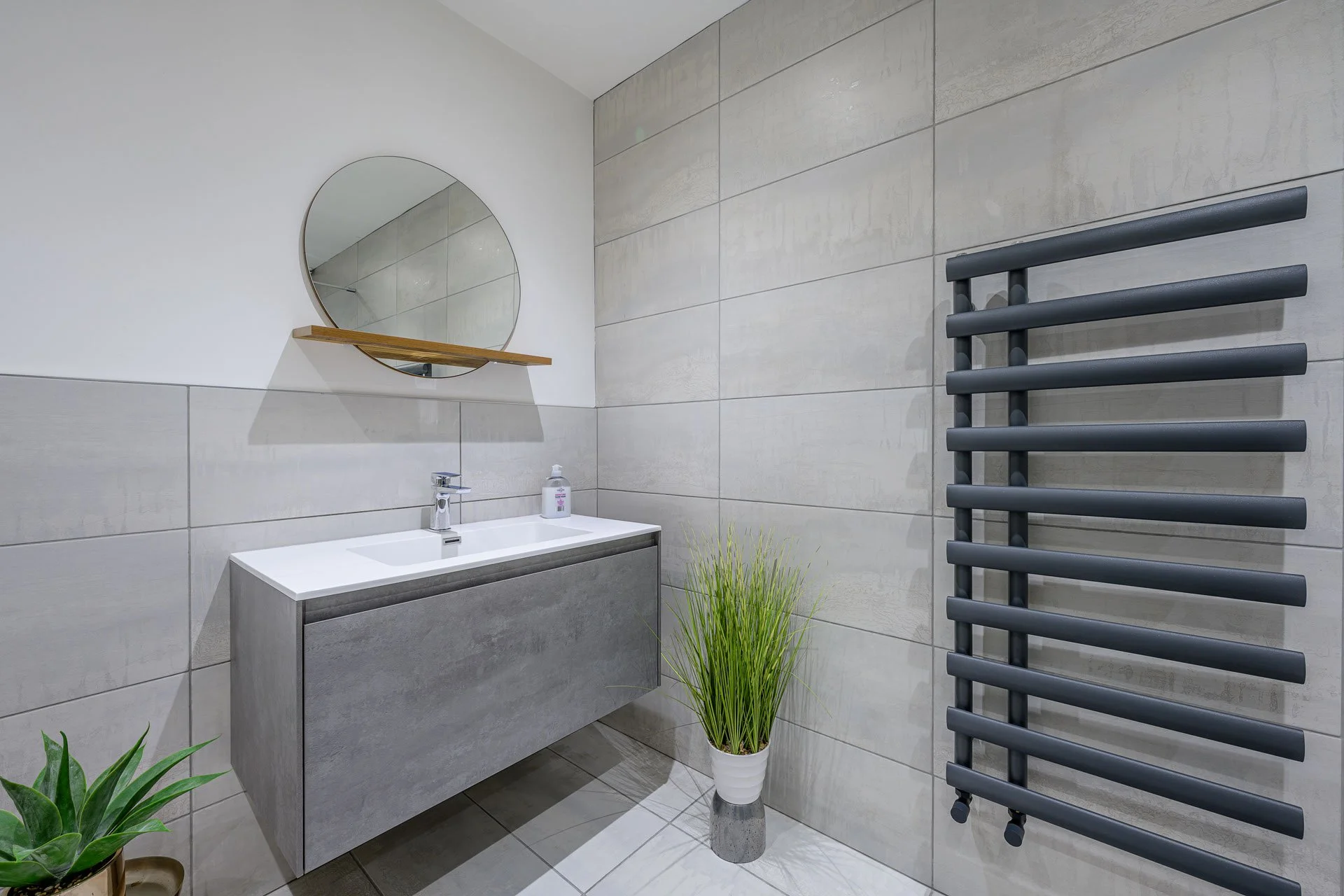 bathroom, modern, tiled, open radiator