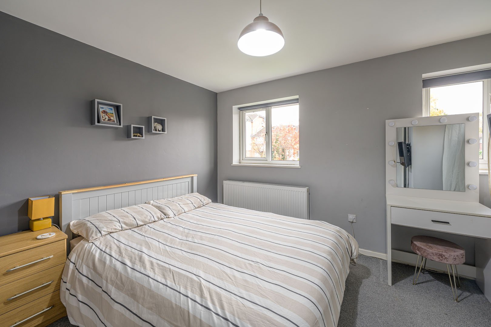 bedroom with furniture 