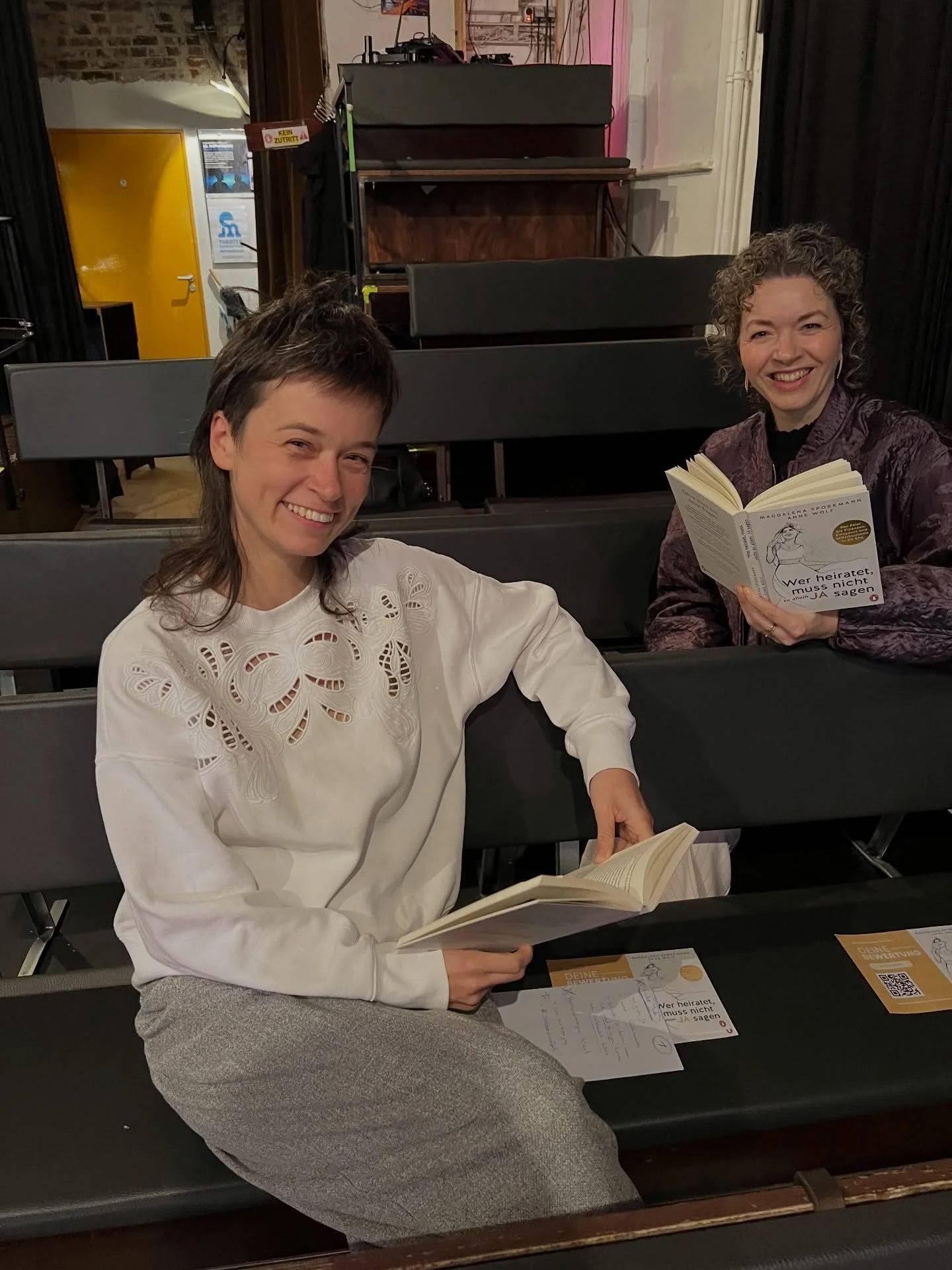 Zwei Freundinnen, die zusammen ein Buch geschrieben haben ✨

2014 haben wir uns kennengelernt. @annewolf.couture 

2023 haben wir zum ersten Mal &uuml;ber ein m&ouml;gliches gemeinsames Buch gesprochen und unserer Agentin Andrea von der @agence_hoffm