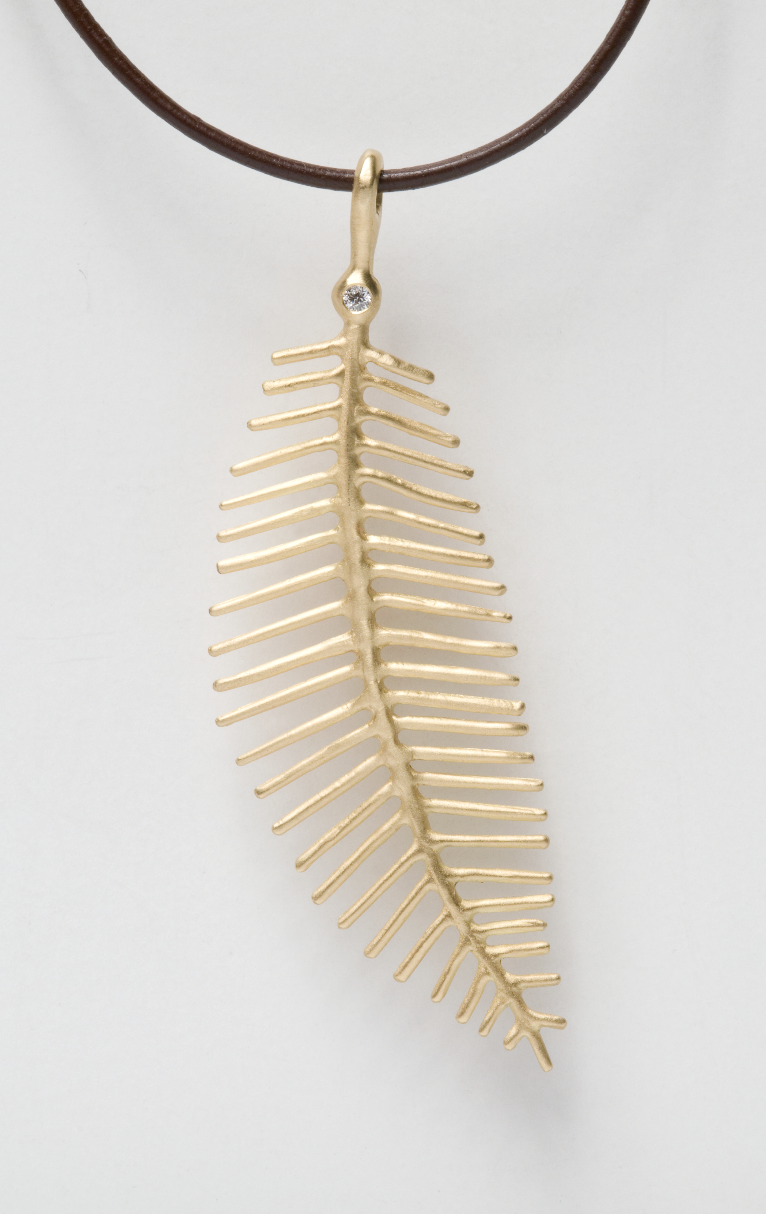  Matilda 
 Large feather with a diamond necklace on leather, MAZGN35D