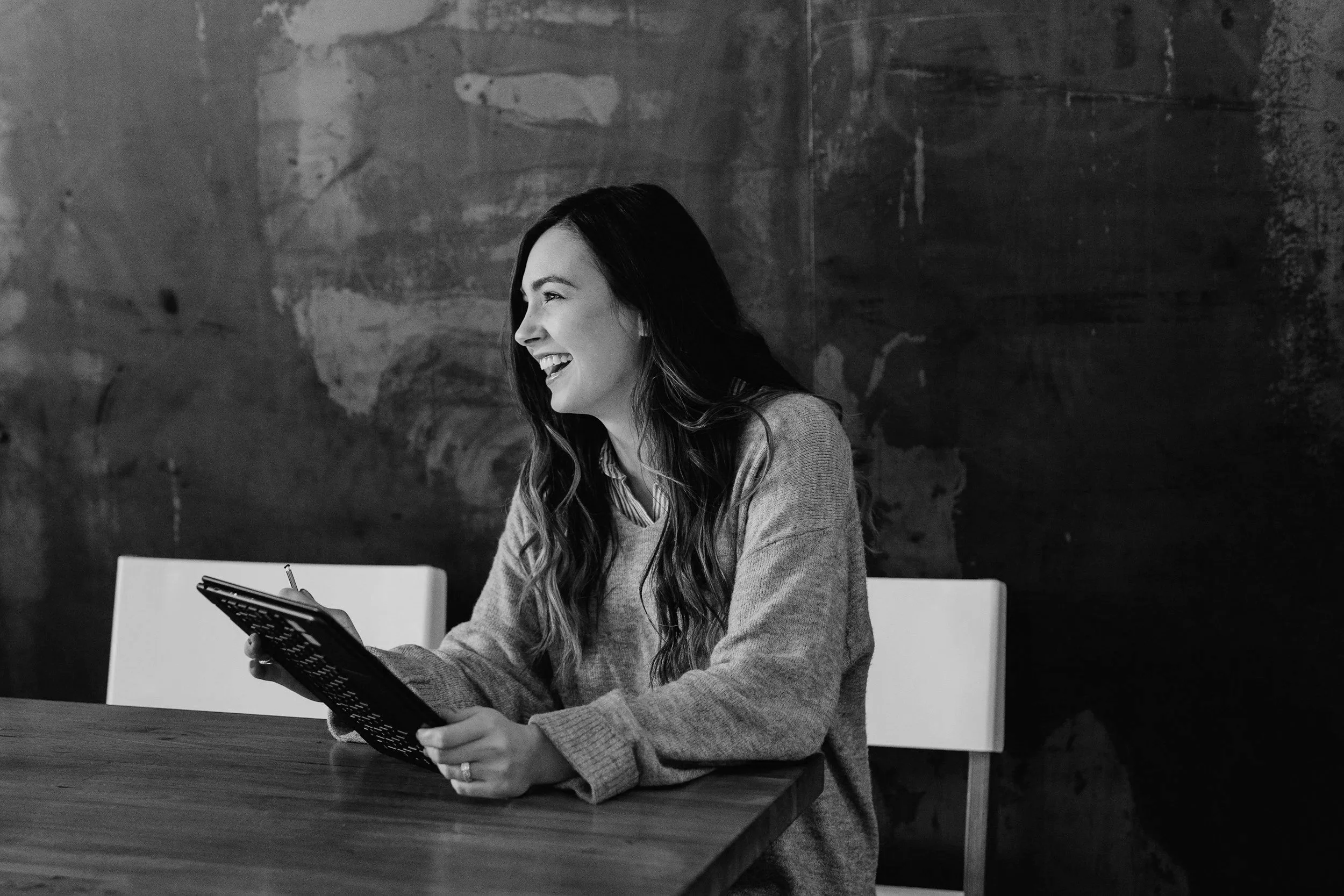 Lachende Recruiterin oder HR-Verantwortliche mit Tablet in der Hand