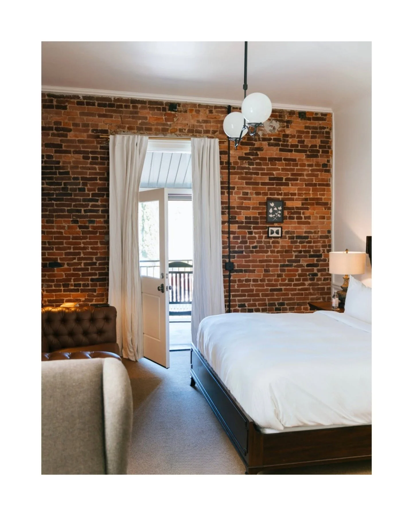 History meets boutique luxury in the heart of California&rsquo;s Gold Country ✨

The Holbrooke Hotel in Grass Valley blends 19th-century character with modern elegance &mdash; think exposed brick walls, rich leather sofas, and bedrooms that whisper t