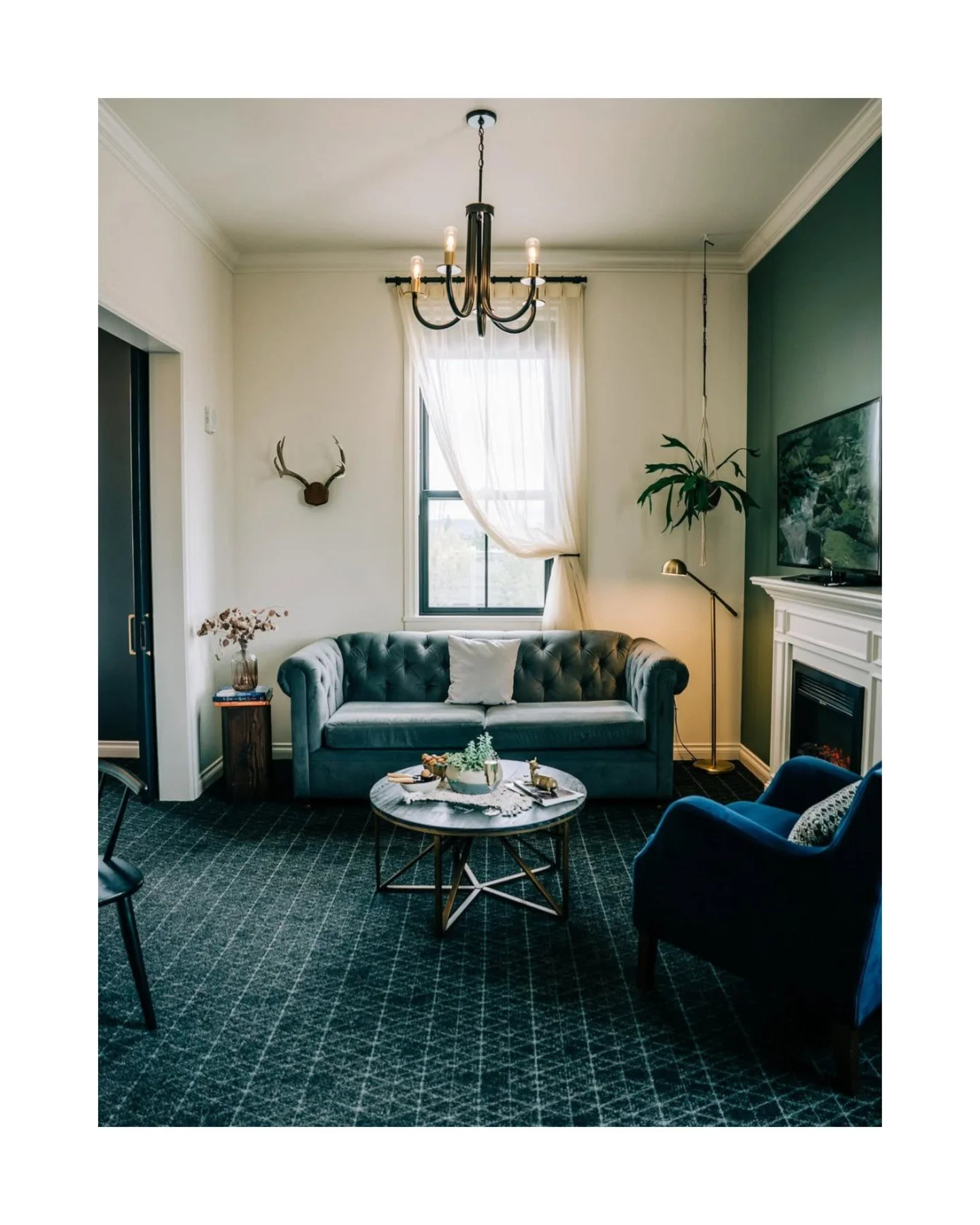 📍 Atticus Hotel, OR

Bold greens, rich textures, and a warm welcome &mdash; the Atticus Hotel in McMinnville is where boutique design meets small-town charm.

Every corner feels curated, every detail inviting, and this lounge is just the beginning o