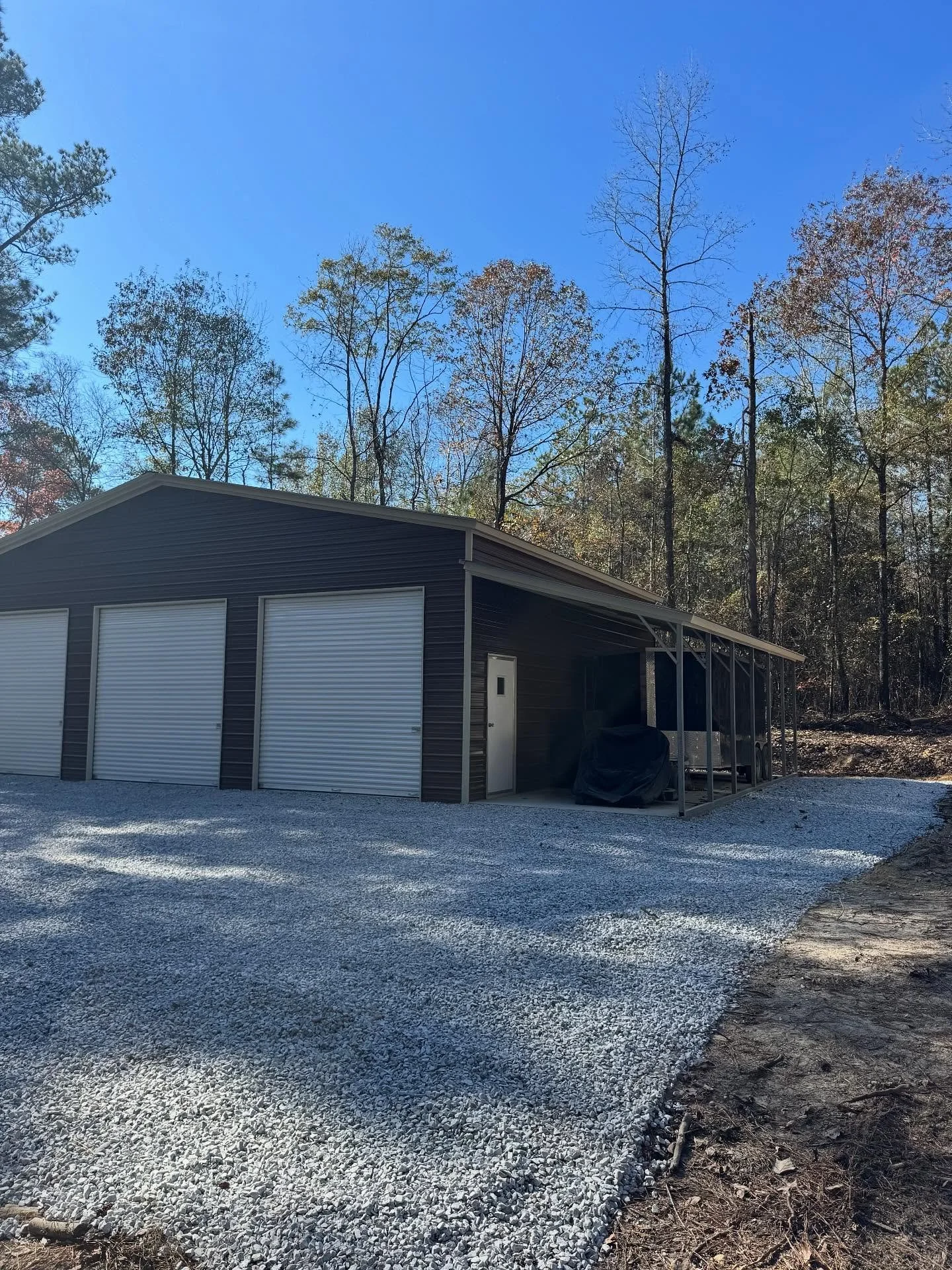 Look at this project in Calera, Alabama! @caleralandscapesupply partnered up with @thomas.outdoor.innovations for this gravel pad installation!! This 57 stone limestone was purchased from @caleralandscapesupply and @thomas.outdoor.innovations took ca