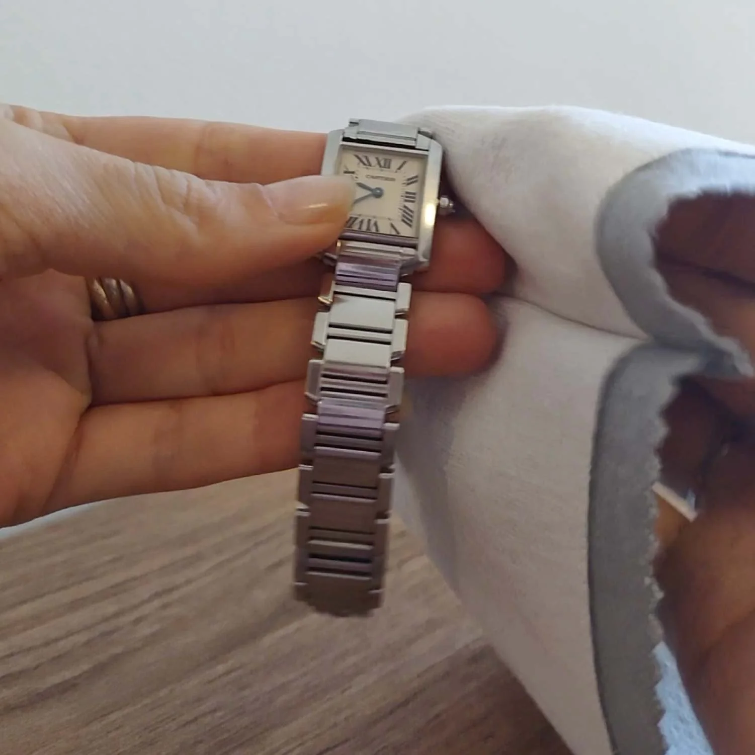 ¿Por qué se oscurecen las joyas y los relojes?