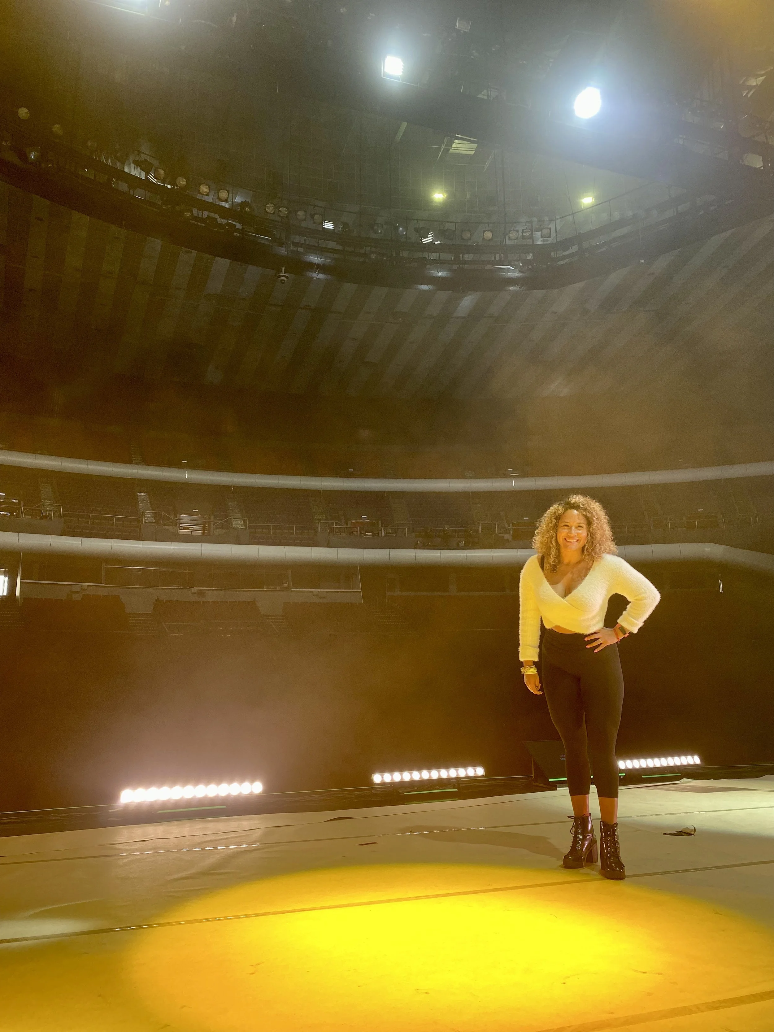 2023. Primera vez cantando como corista de Daniela Romo en el Auditorio Nacional de México