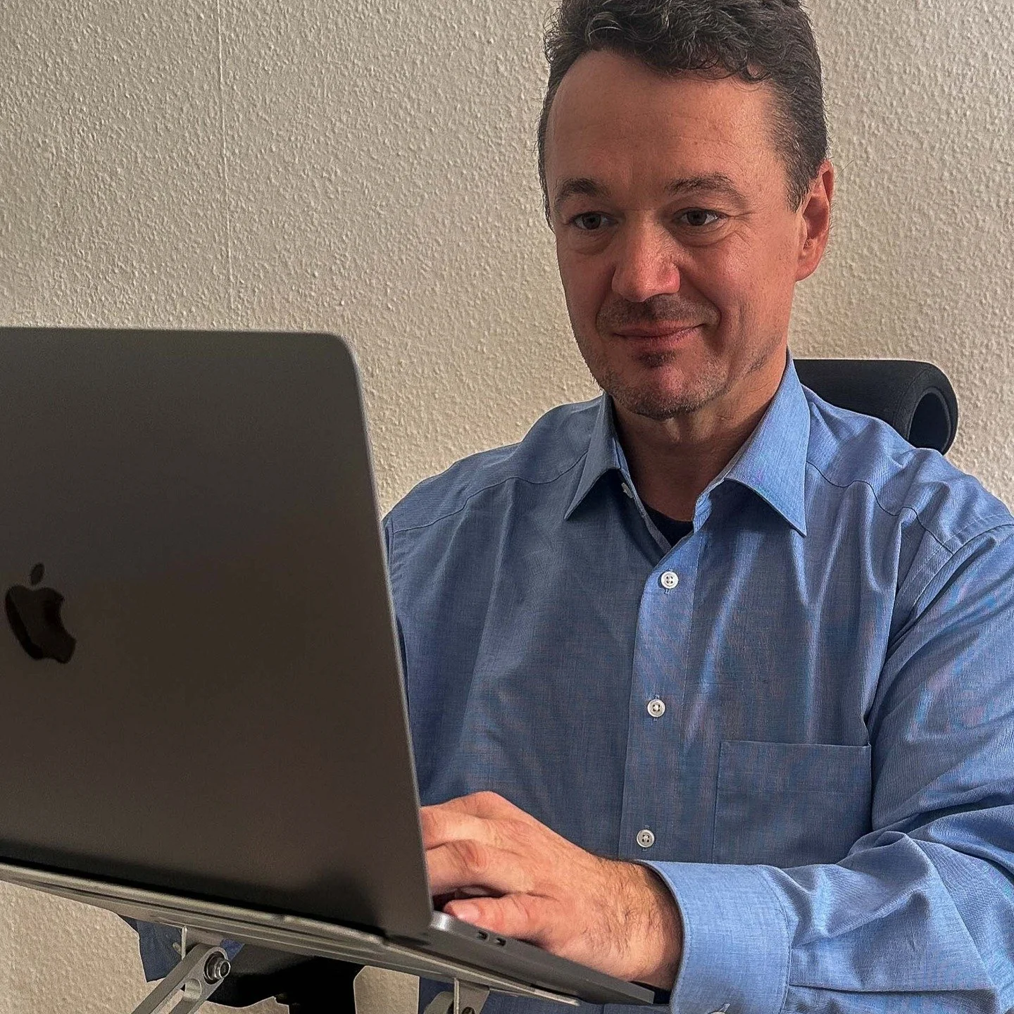 20+ Jahre im B2B-Vertrieb haben mir eines gezeigt: 

Als Selbstst&auml;ndiger sitzt du am k&uuml;rzeren Hebel. 

Auf der anderen Seite: Trainierte Eink&auml;ufer. 
Menschen, deren JOB es ist, dich im Preis zu dr&uuml;cken. 

Sie kennen jede Taktik. 
