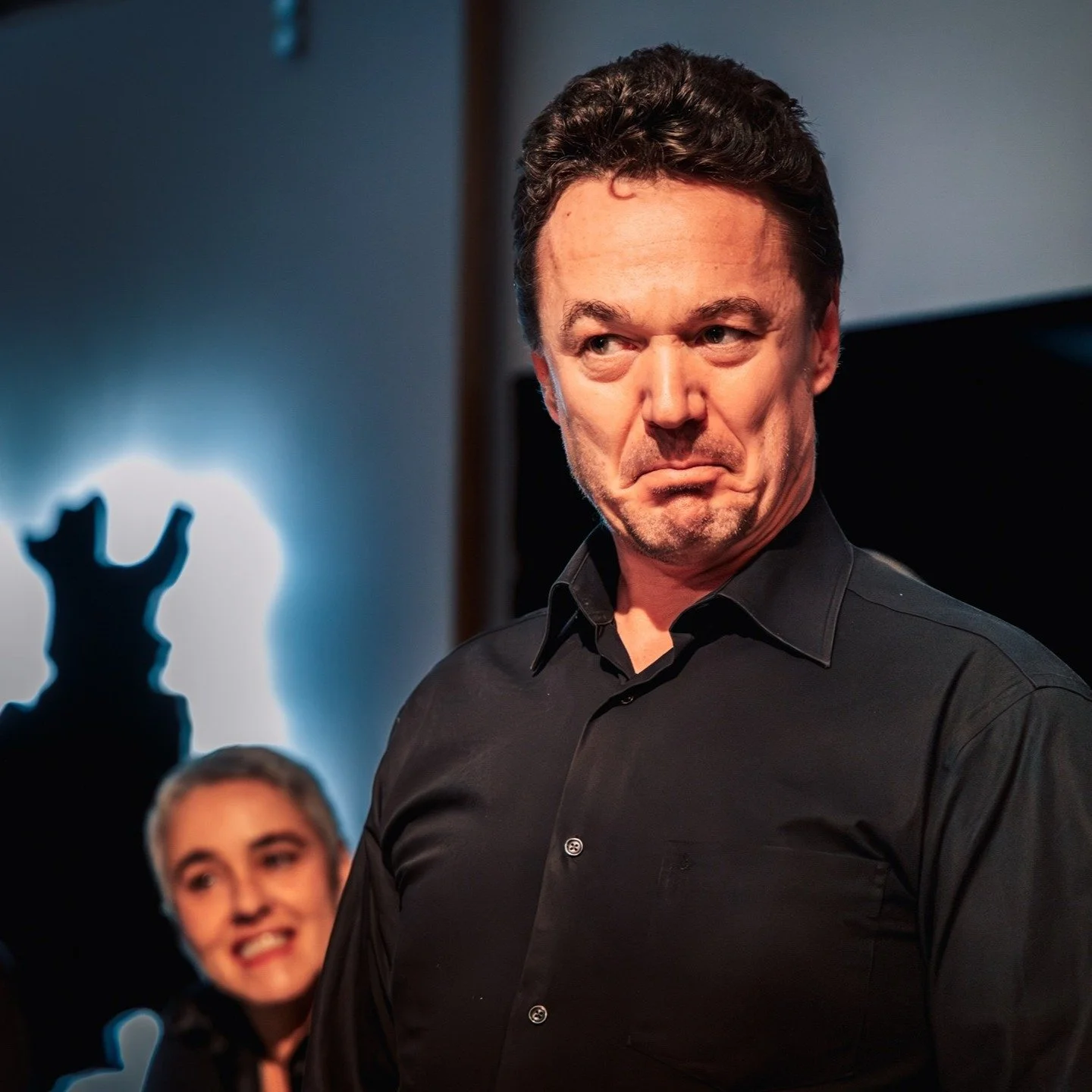 Ich stand auf der B&uuml;hne. Komplett blank.

Partnerin: "Wir sind im Baumarkt und suchen einen Elefanten!"

Mein Gehirn: "WAS?! Das macht keinen Sinn!"

Mein Impro-Training: "Yes, and..."

Ich: "Ja! Und ich habe g