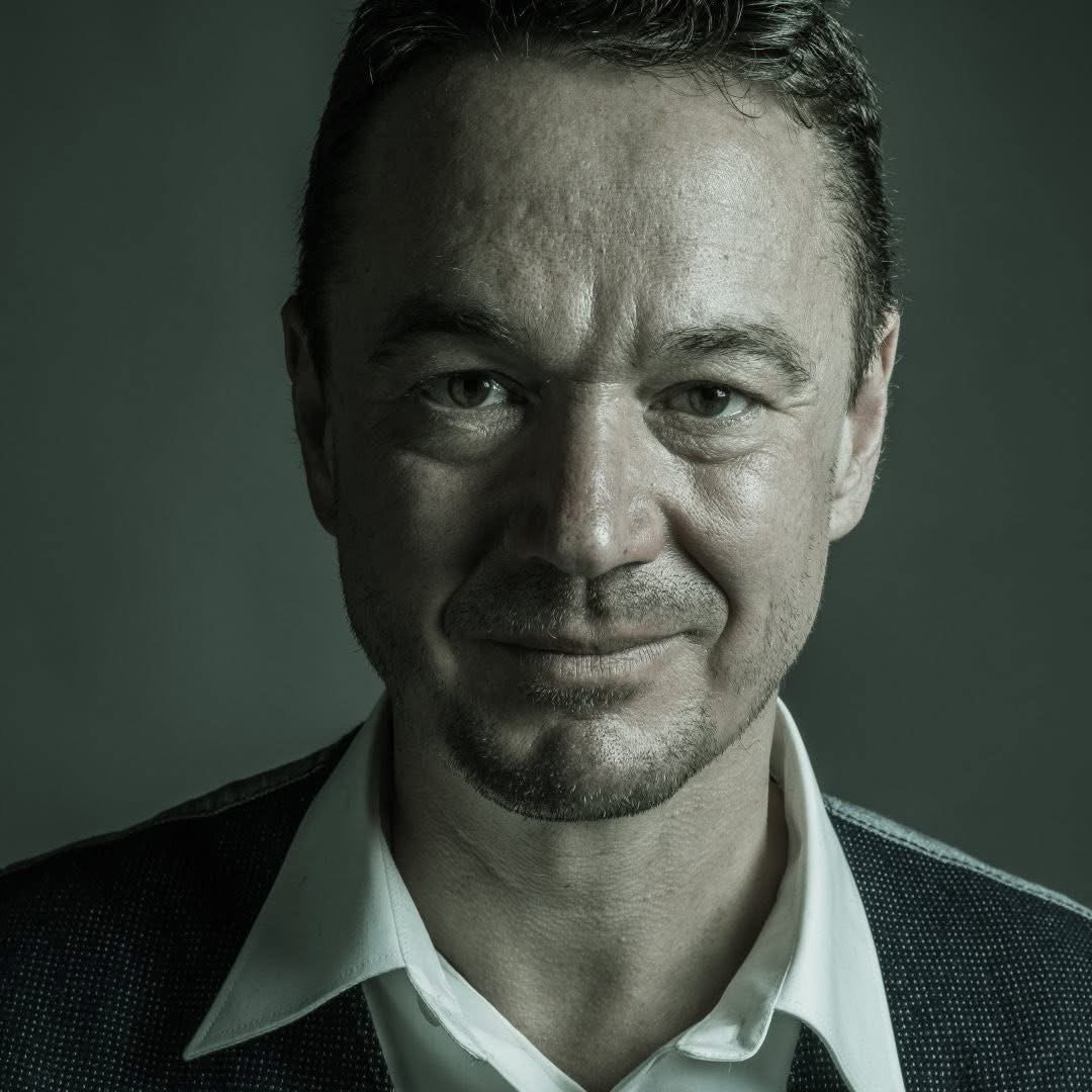 "Tschakka! Du schaffst das!" 

Nein. 

Bitte nicht. 

Wenn du mich fragst, was ich an der Verkaufs-/Verhandlungswelt HASSE: 

Es ist das. 

Der Motivations-Guru mit Rolex. 
Der "Crush your Competition"-Mentalit&auml;t. 
Der "