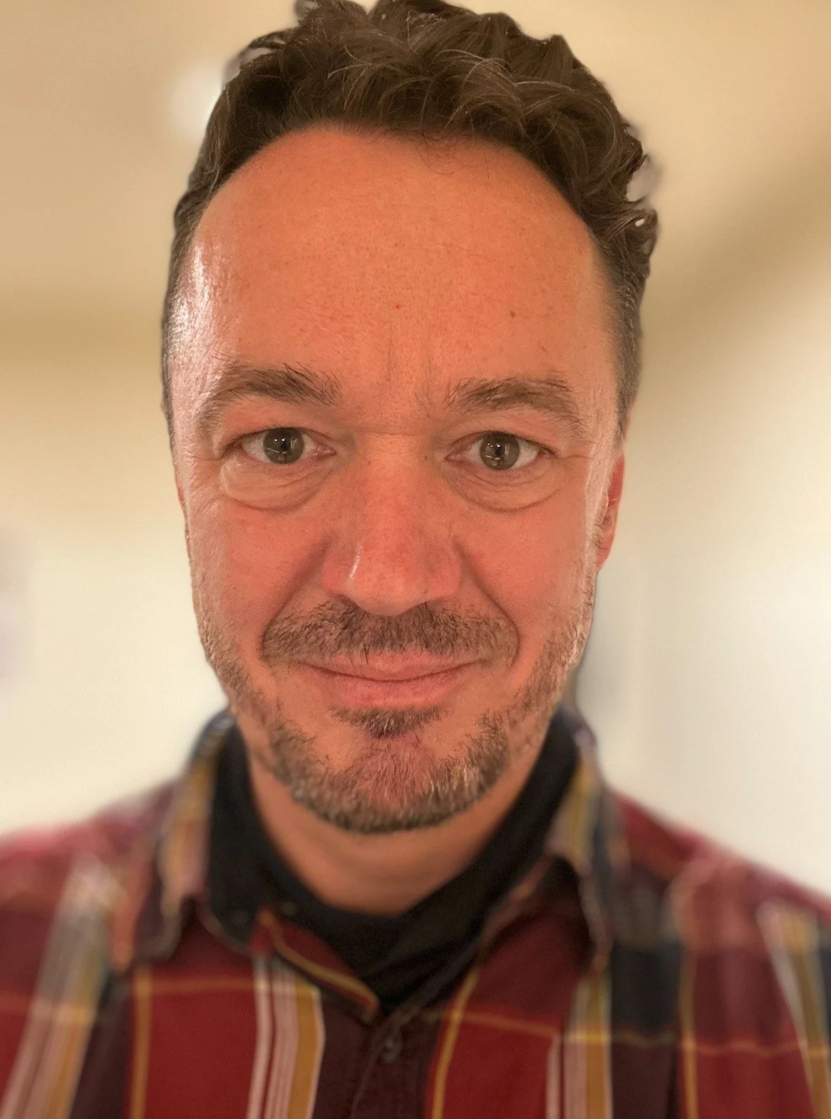 Ich habe jahrelang Deals gewonnen.
Und mich dabei St&uuml;ck f&uuml;r St&uuml;ck verloren.

Ich war Key Account Manager.
Gro&szlig;kunden. Konzerne. Buying Center.

Viele Gespr&auml;che.
Viele Zusagen.
Wenig Verbindlichkeit.

Ich wurde hin- und herge