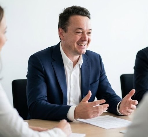 Du gehst allein in die wichtigste Verhandlung deines Quartals? Klingt nach Stärke. Ist meistens ein Fehler.