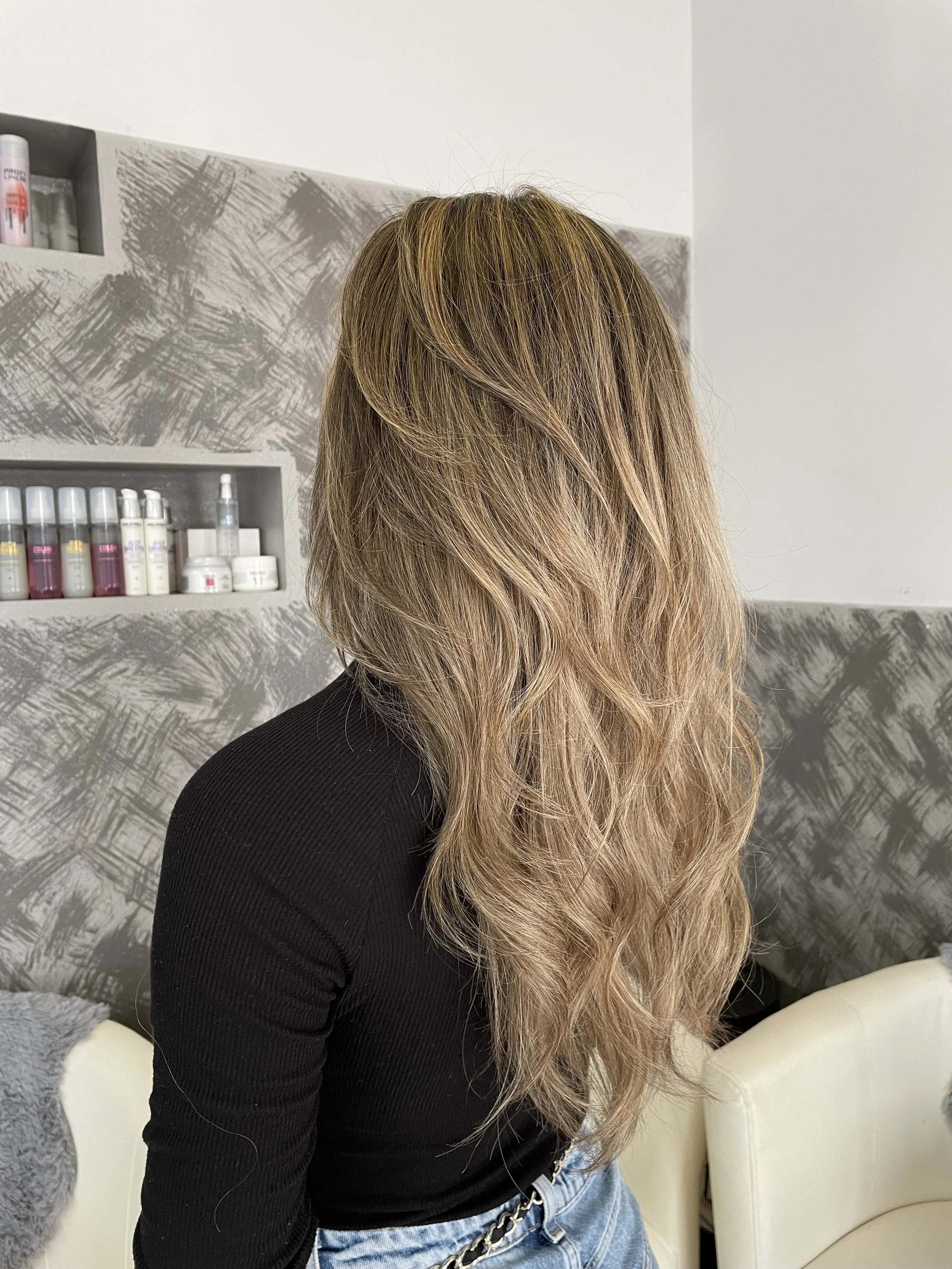 Strähnen mit Naturhaarfarbe für ein langhaltendes Ergebnis ohne harten Nachwuchs.