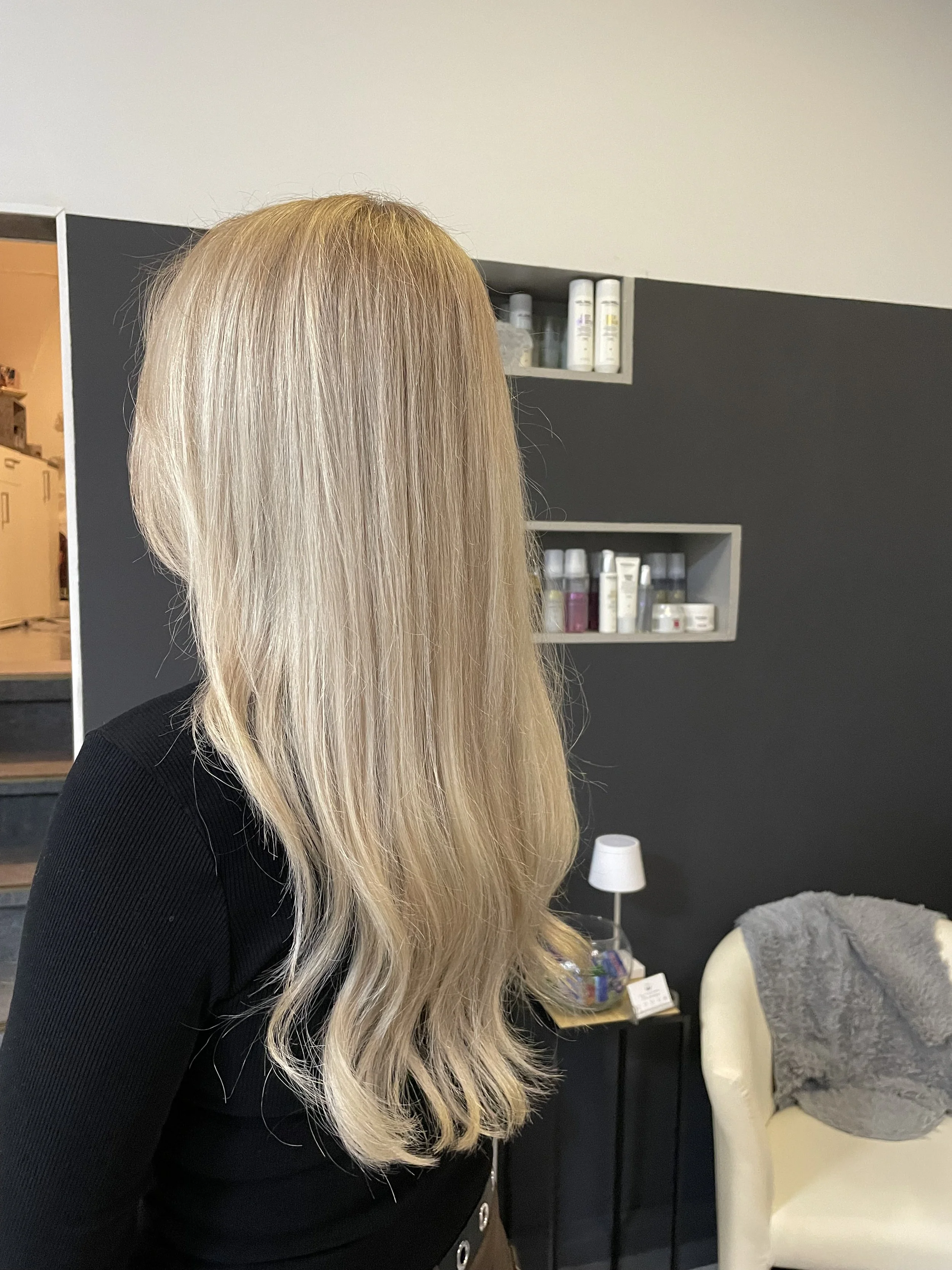 Strähnen um das natürliche Blond heller wirken zu lassen.