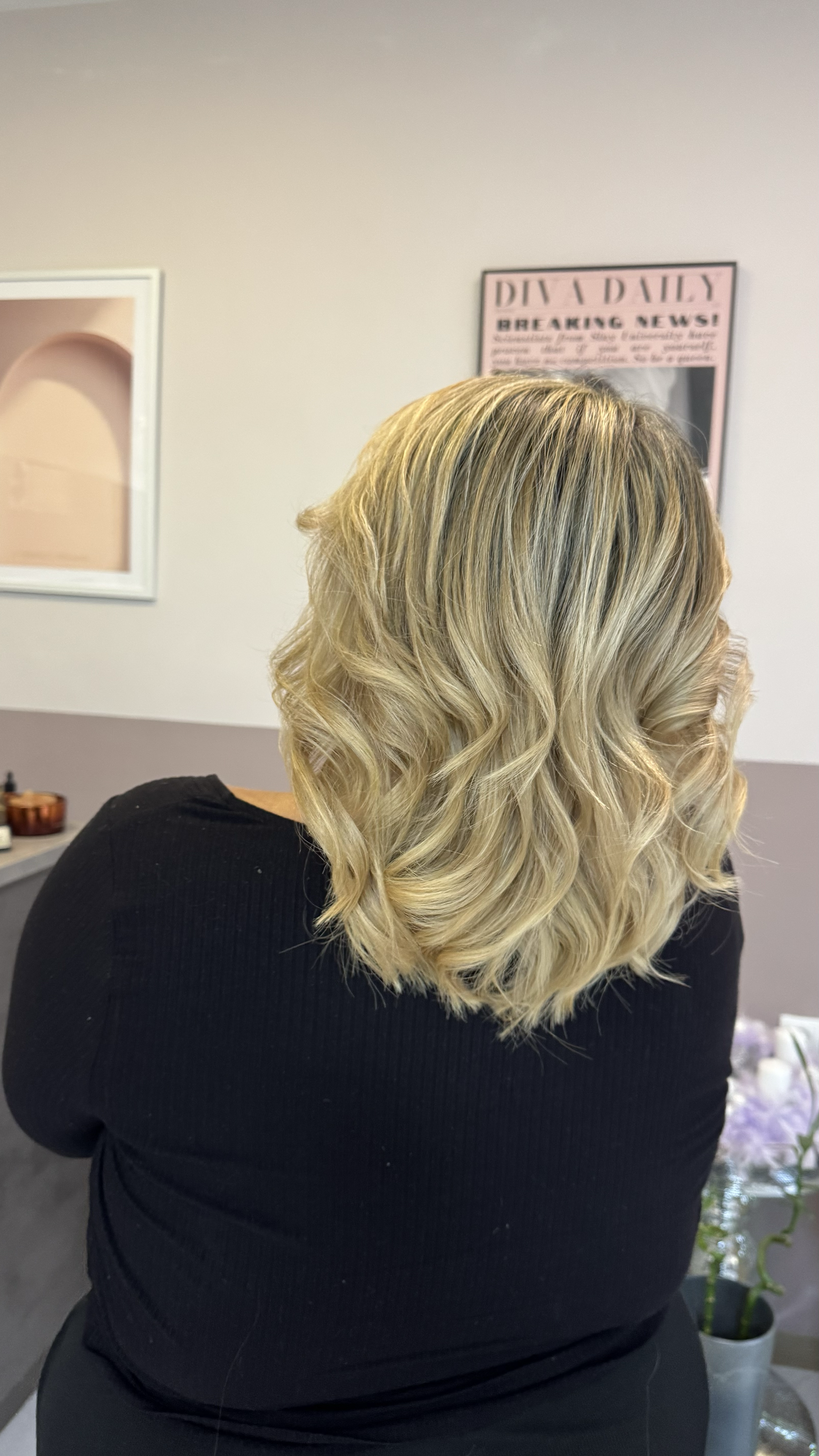 Überwiegend blond trotz dunkelbrauner Naturhaarfarbe.