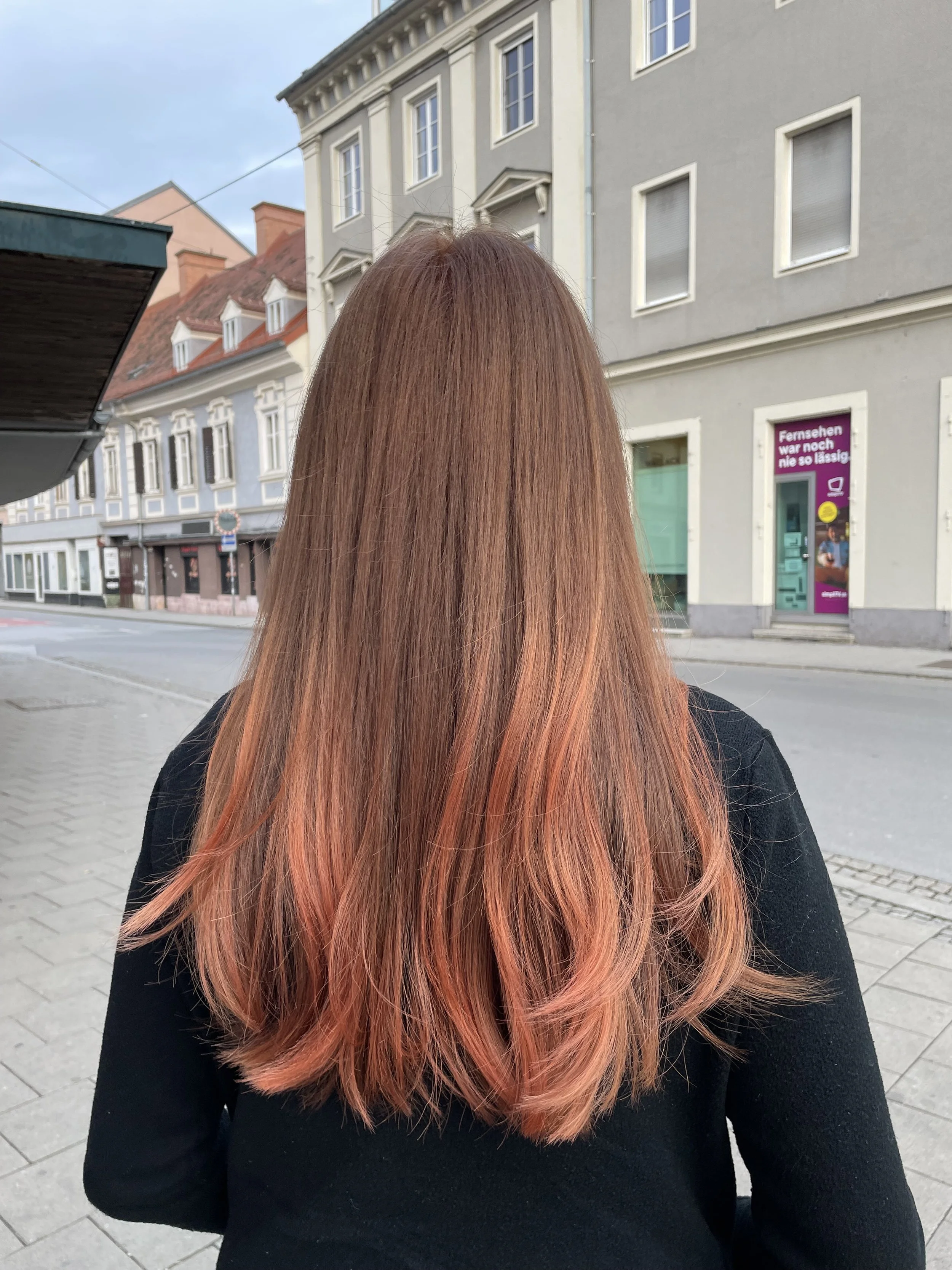 Leichte Highlights in Kupfer die perfekt zur Naturhaarfarbe angepasst sind.