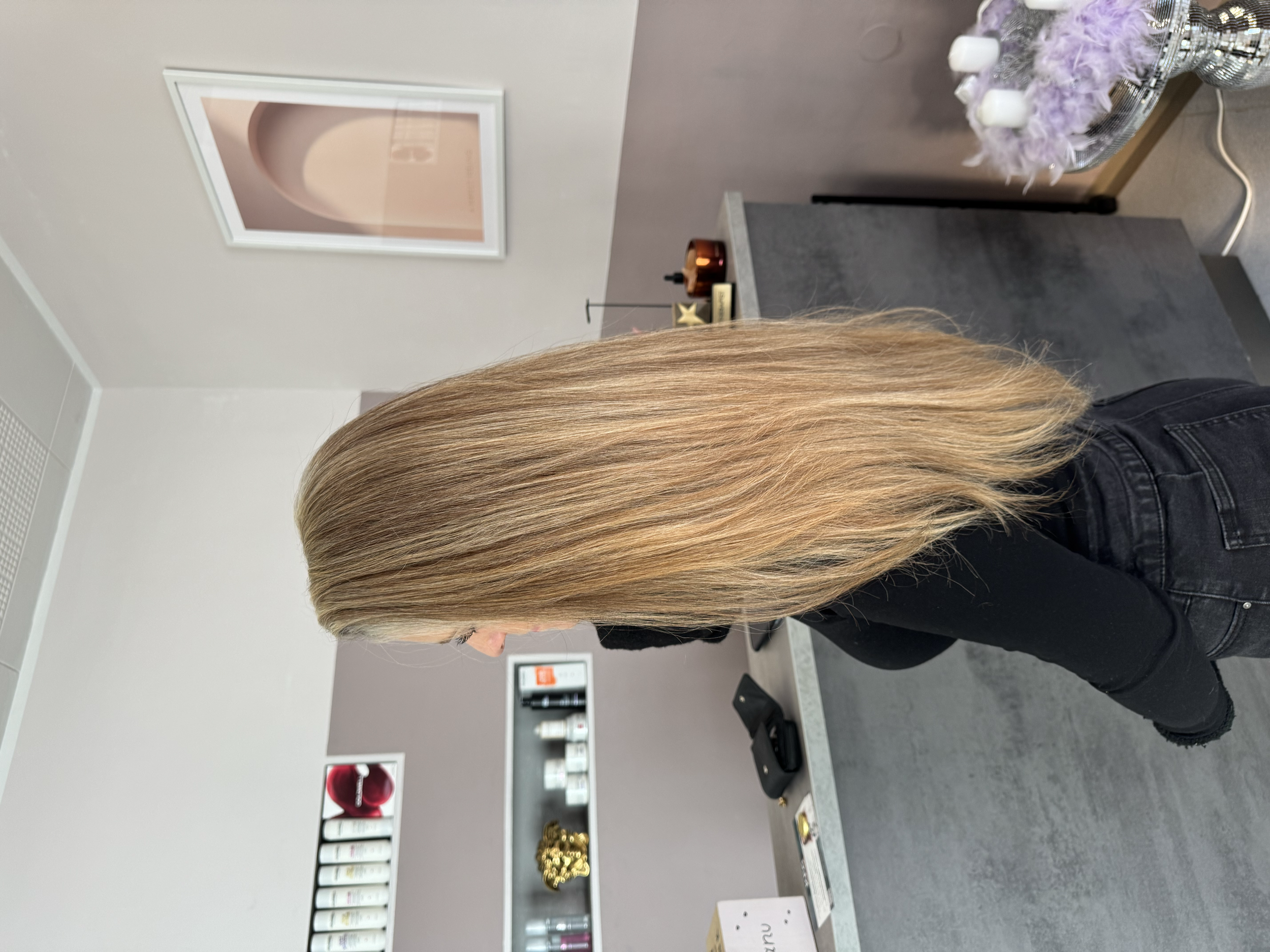 Der Weg von dunkelbraun gefärbten Haaren zu einem goldigen Blond als Zwischenstopp. 