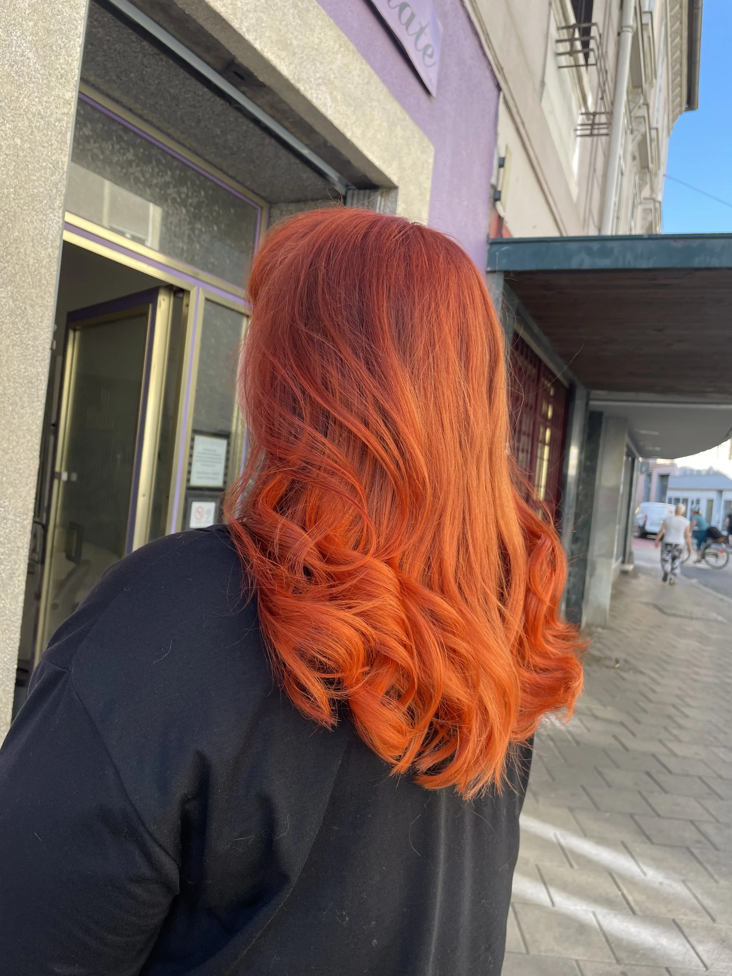Ausgefallenes orange mit hellorangen Akzenten um nur den Nachwuchs alle paar Wochen färben zu müssen ohne die Haare permanent zu blondieren.