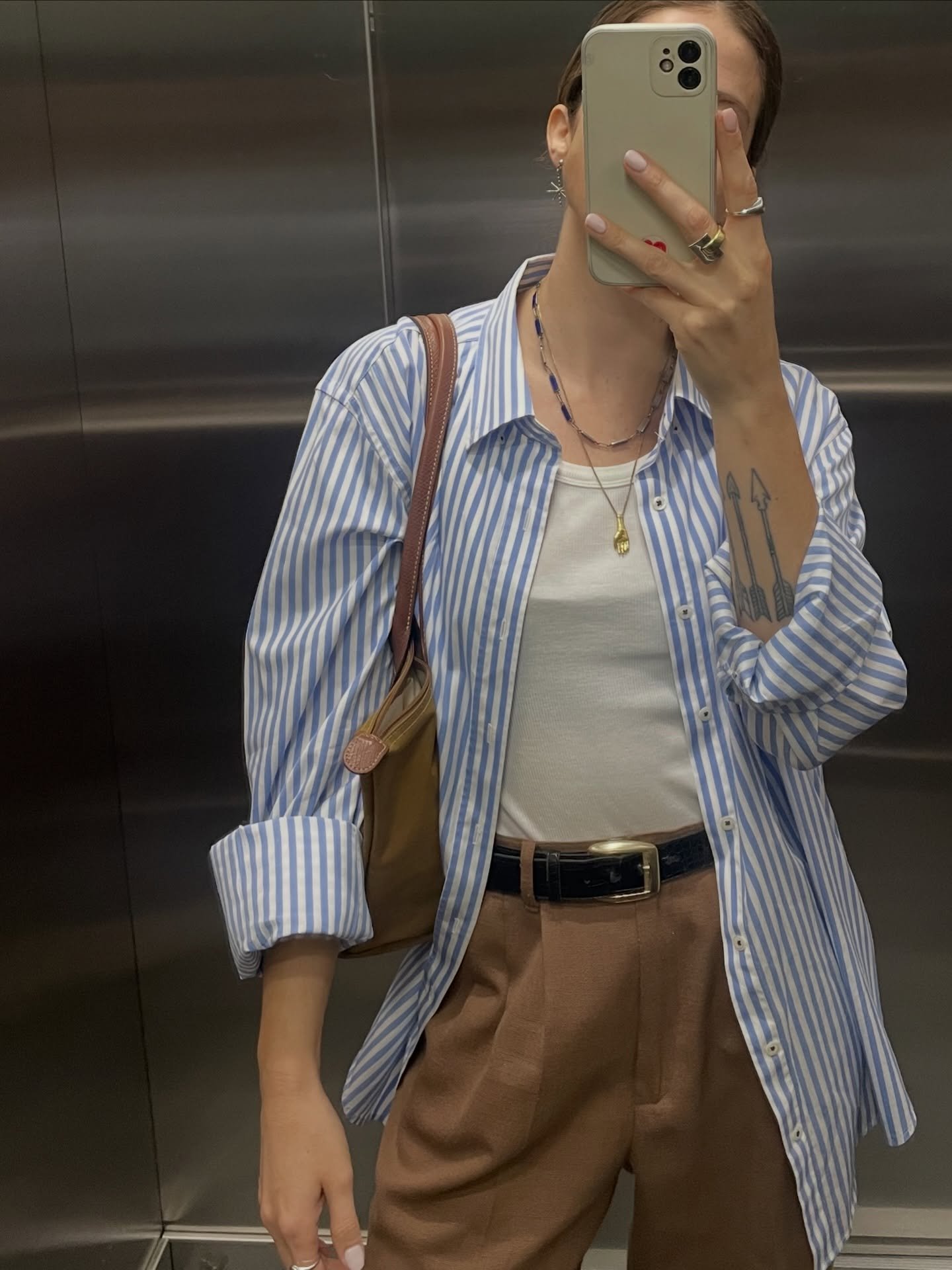 Notas de vestir: Estrenar lo mismo 🪄👖

Tengo dos confesiones que hacer.
La primera es que me encanta la ropa nueva. 
La segunda, es que me encanta usar mi ropa. 

Y eso me lleva a una pregunta &iquest;Qu&eacute; es lo nuevo realmente? En una indust