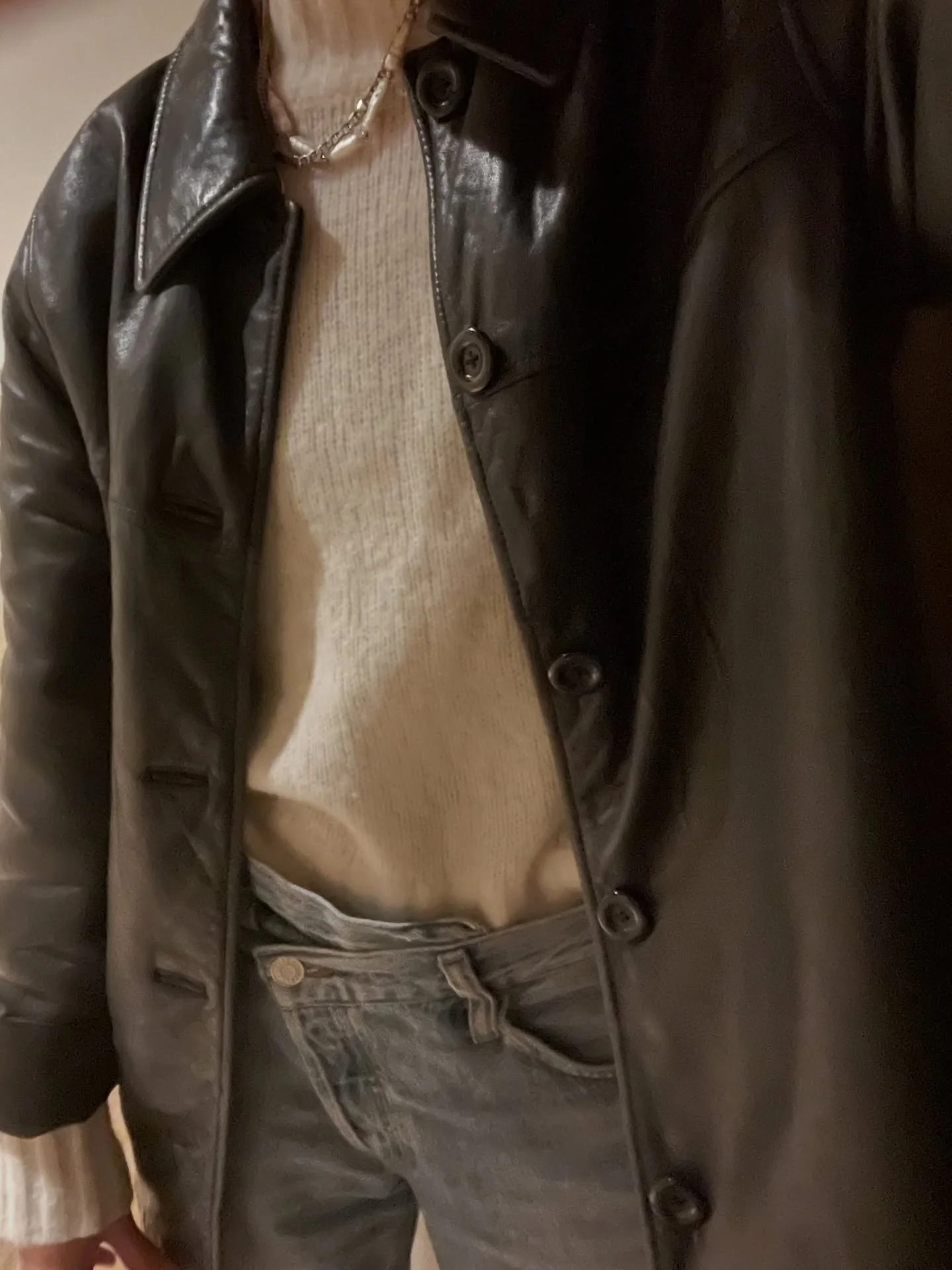 Notas sobre vestir: La est&eacute;tica del uso 🧥

Tengo otra confesi&oacute;n que hacer.
Me encanta usar mi ropa.
Sobre todo cuando eso se nota.

Cuando el cuero se marca.
Cuando la tela se arruga.
Cuando aparece el desgaste.

En una cultura obsesio