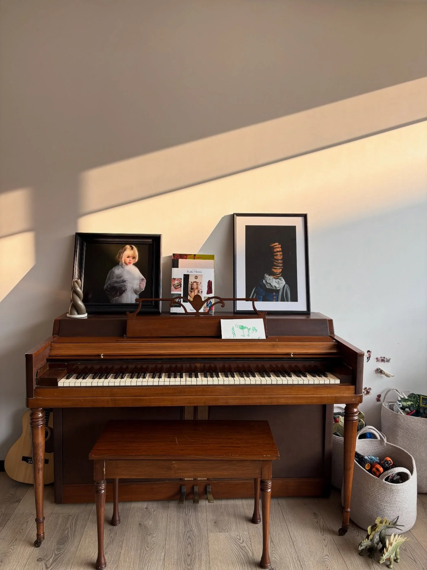 Me aferro a lo cotidiano
a mi lugar en el mundo
a quienes lo rodean 🌬️✨