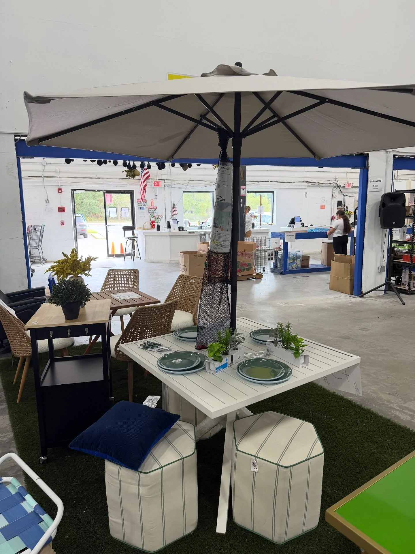 Upgrade your entire home (and patio!) for less at Pallet Kings Medford! π€― We just restocked with truckloads of brand new, high-quality indoor and outdoor furniture. Need a new sofa? We got it. Dreaming of a patio sectional? We got that too. Stop pay