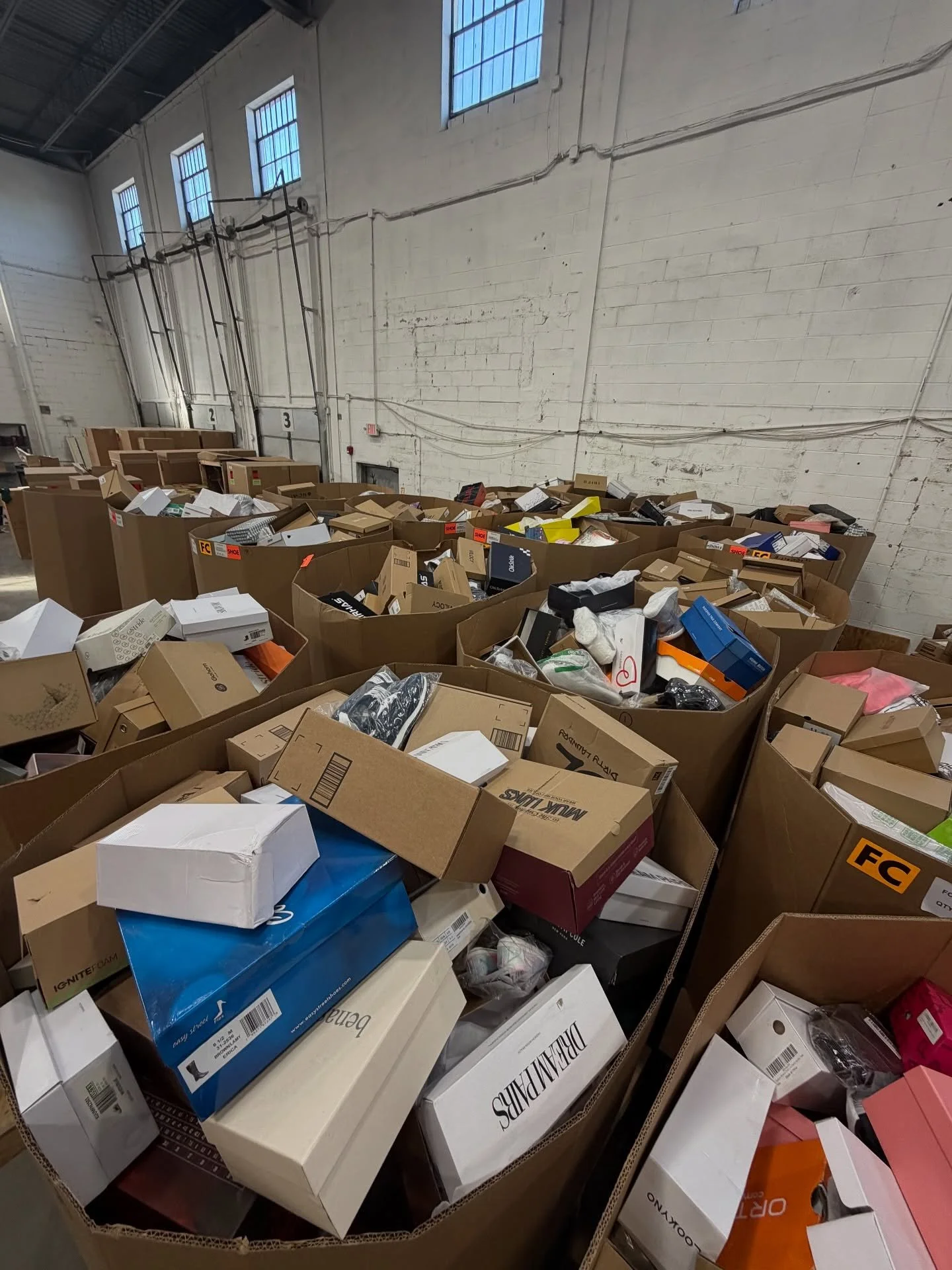 π¨ Extreme Savings Alert at Pallet Kings Medford! π¨
HUGE SHOE BLOWOUT! Get ready for the sale of the season! Pallet Kings in Medford is overflowing with a massive inventory of shoes—we’re talking ALL DIFFERENT TYPES OF SHOES at jaw-dropp