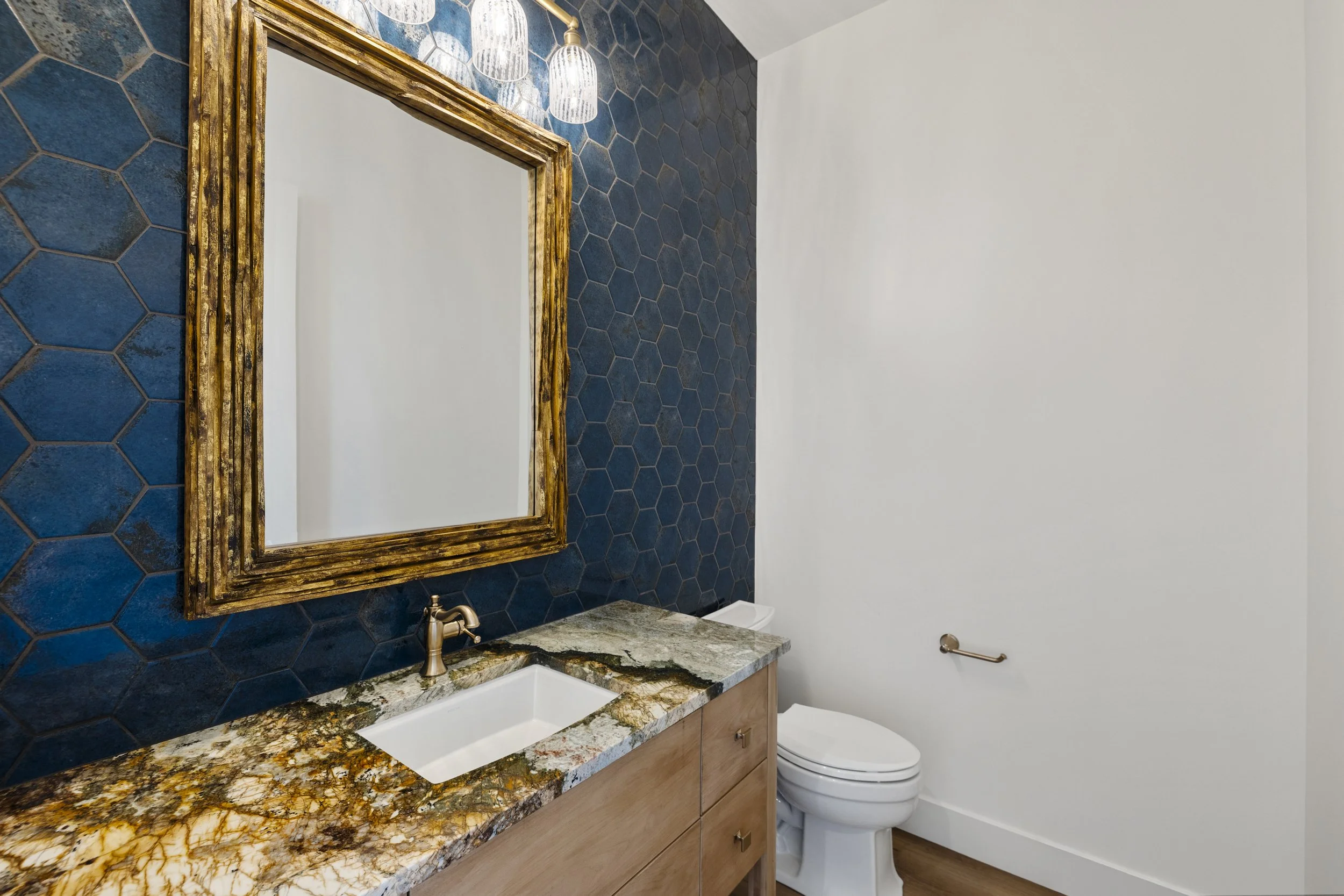 Photo by Jenn Lueck, Interiors by Linda Hughes