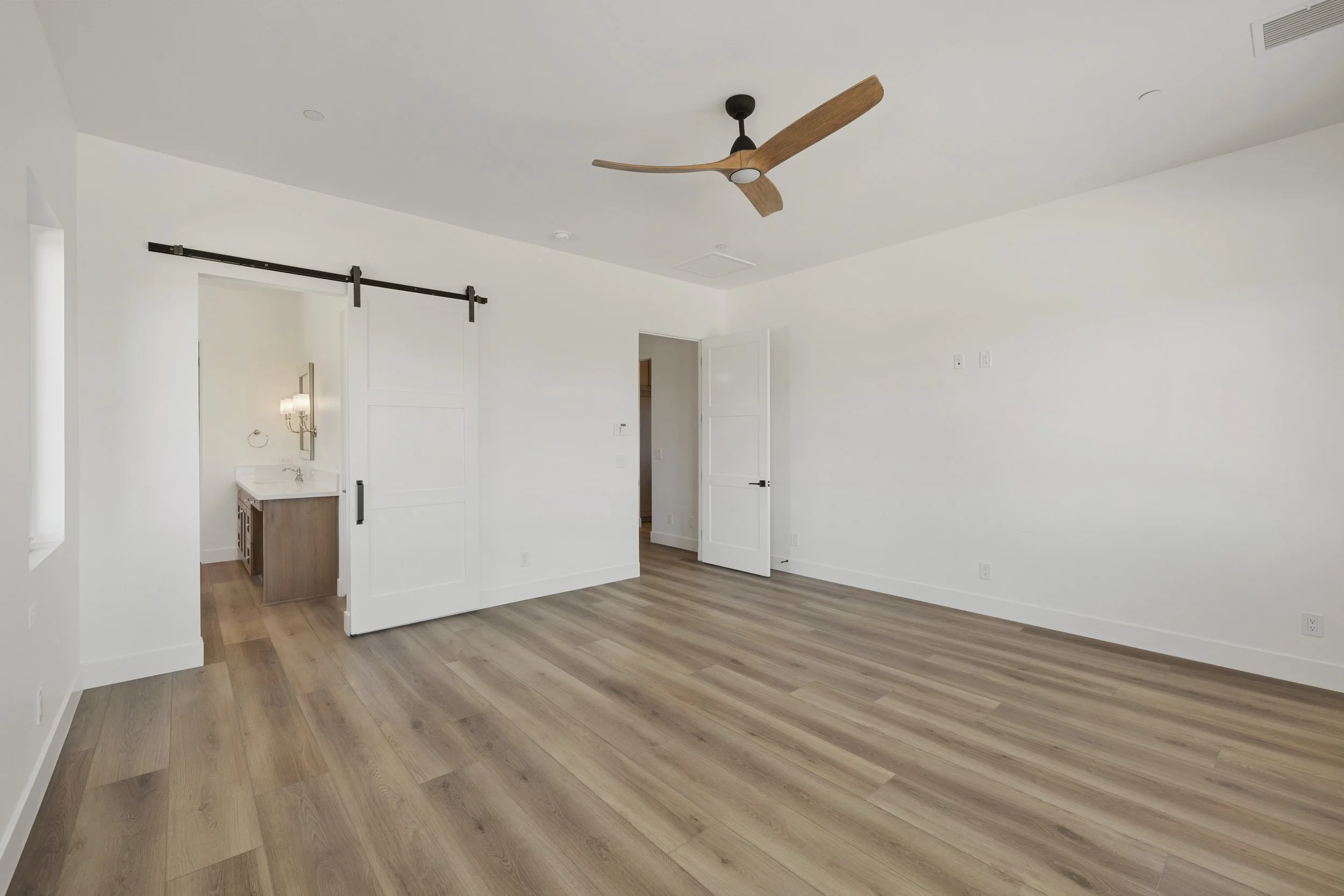 Photo by Jenn Lueck, Interiors by  Linda Hughes
