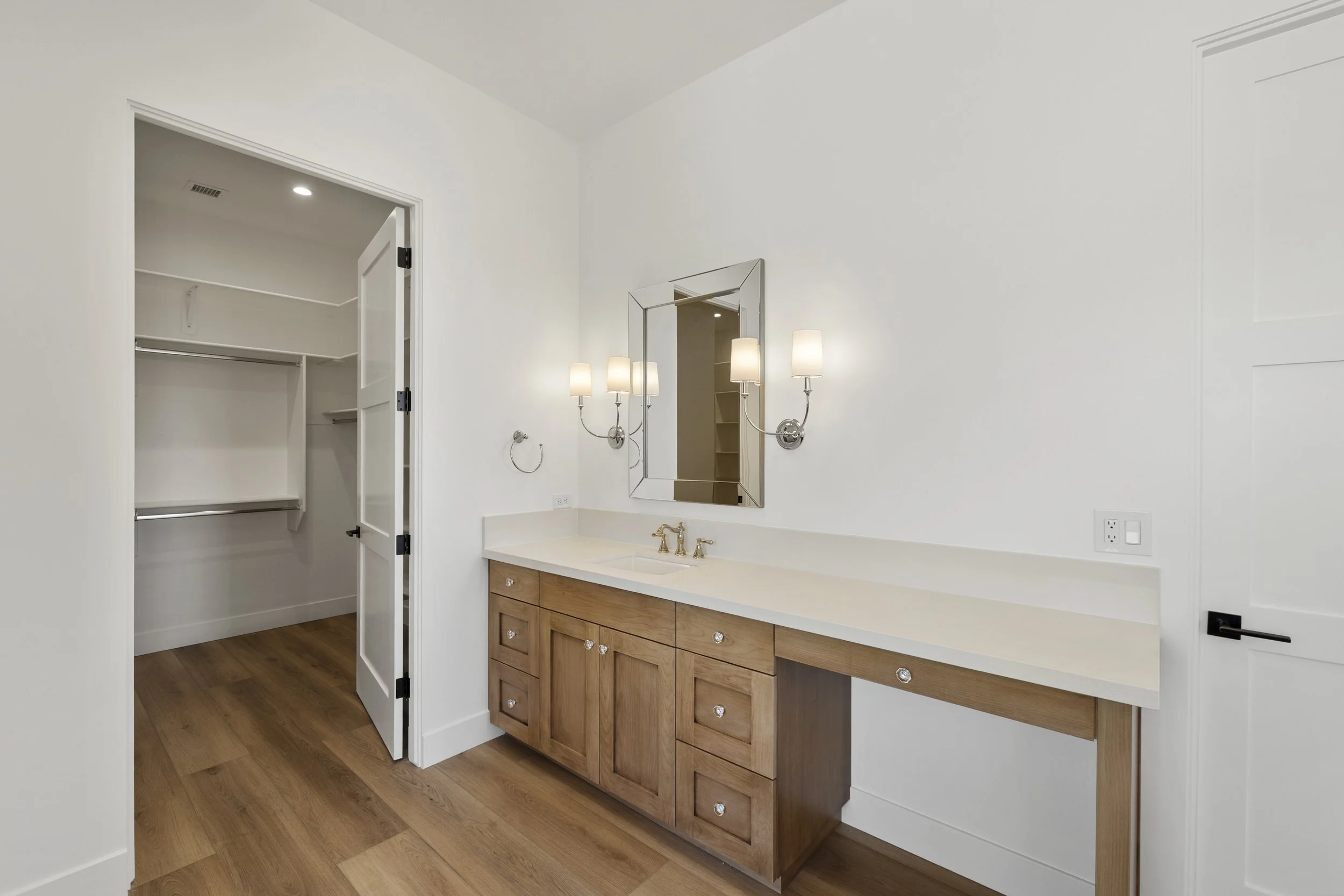 Photo by Jenn Lueck, Interiors by  Linda Hughes