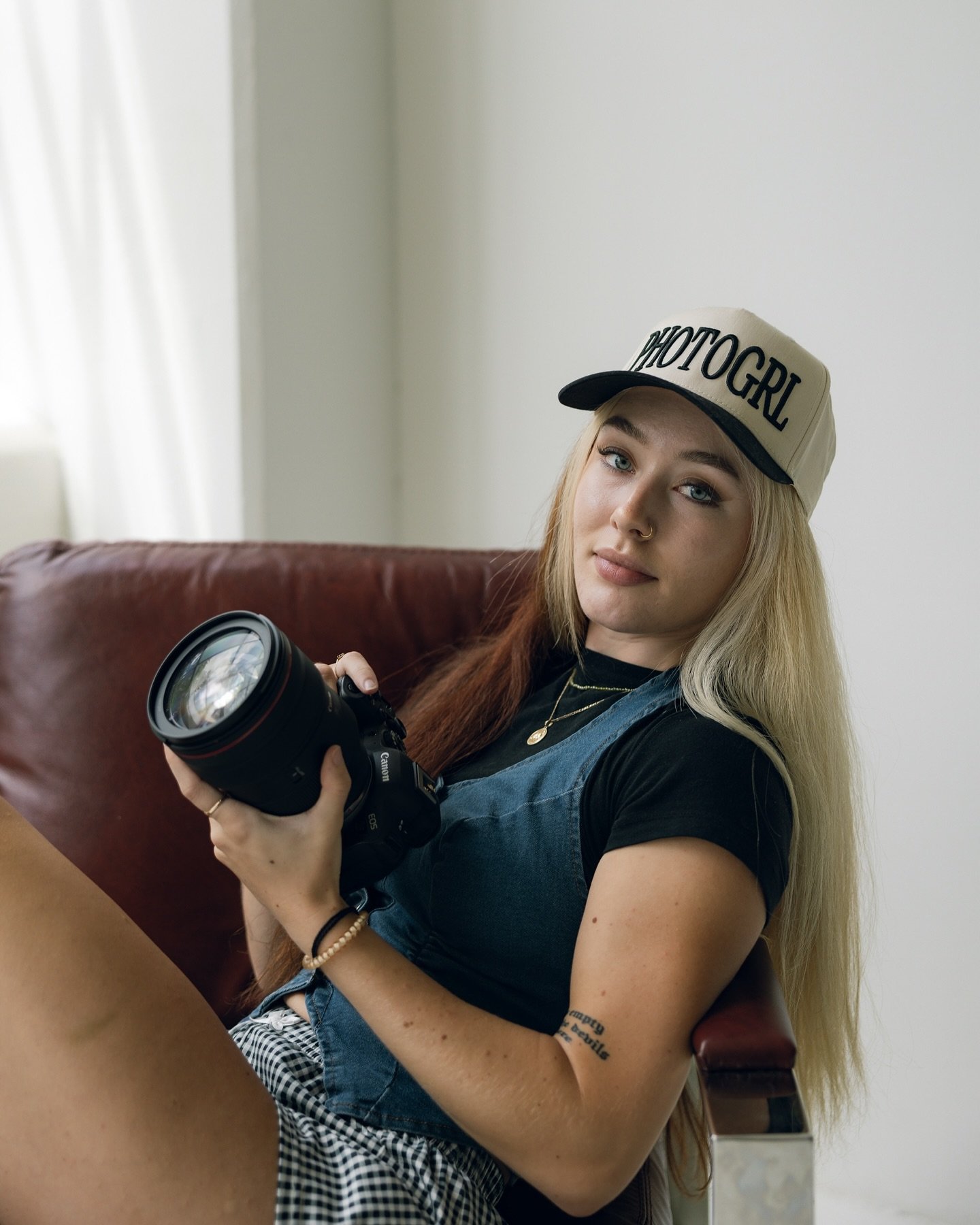 HI!!!!
If you&rsquo;re new here, my name is Jaimee 🌙 I&rsquo;m a wedding + lifestyle photographer based in Middle Georgia, but ready to travel to wherever you&rsquo;re going. Here are some random facts about me:
1. Give me sushi and I&rsquo;ll love 