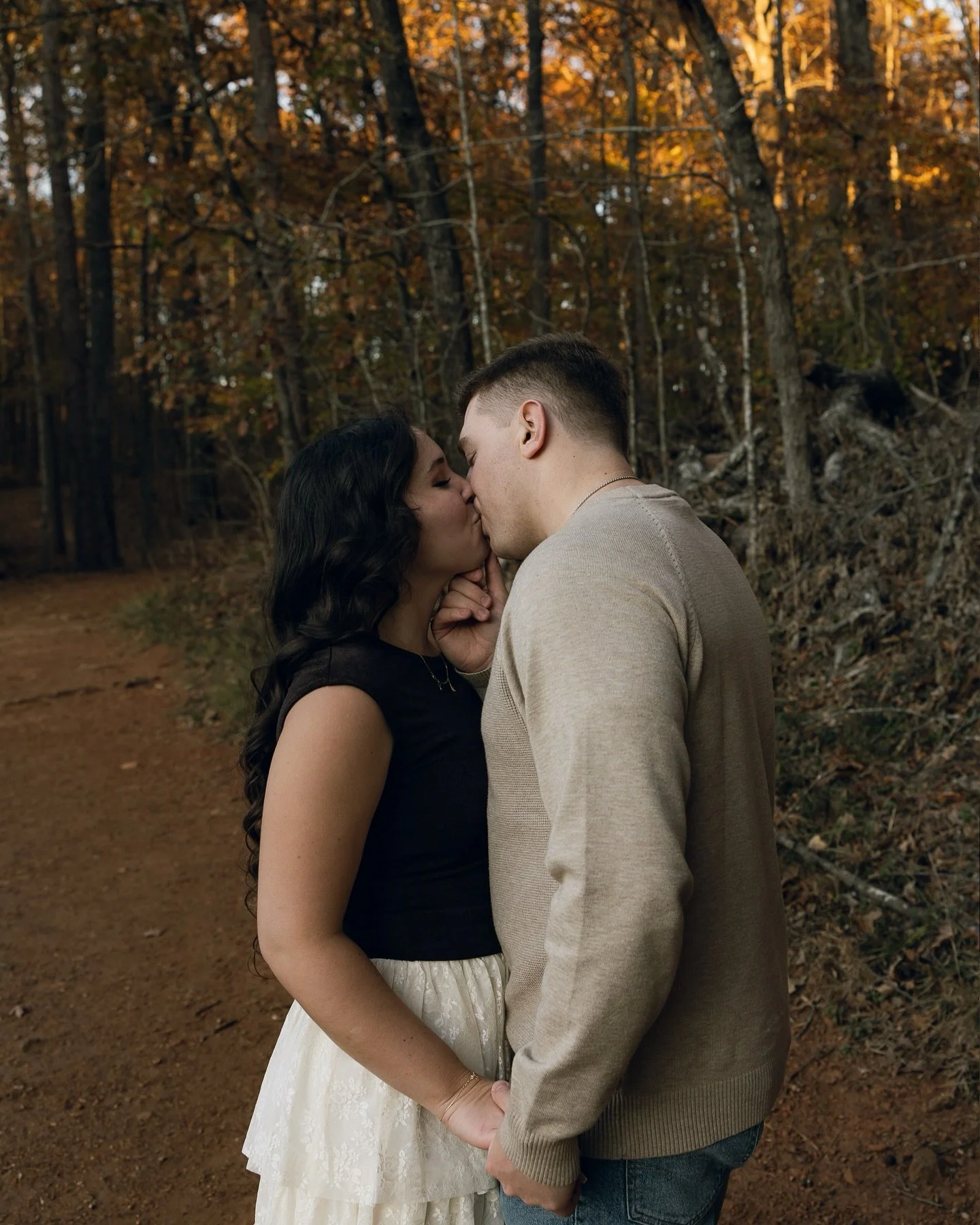 Elena + Matthew 🍁
A chilly November session with e+m. Our original location didn&rsquo;t work out, but luckily I knew of a trail right down the road! We made the most out of the circumstances and the pictures turned out to be everything we wanted!!!
