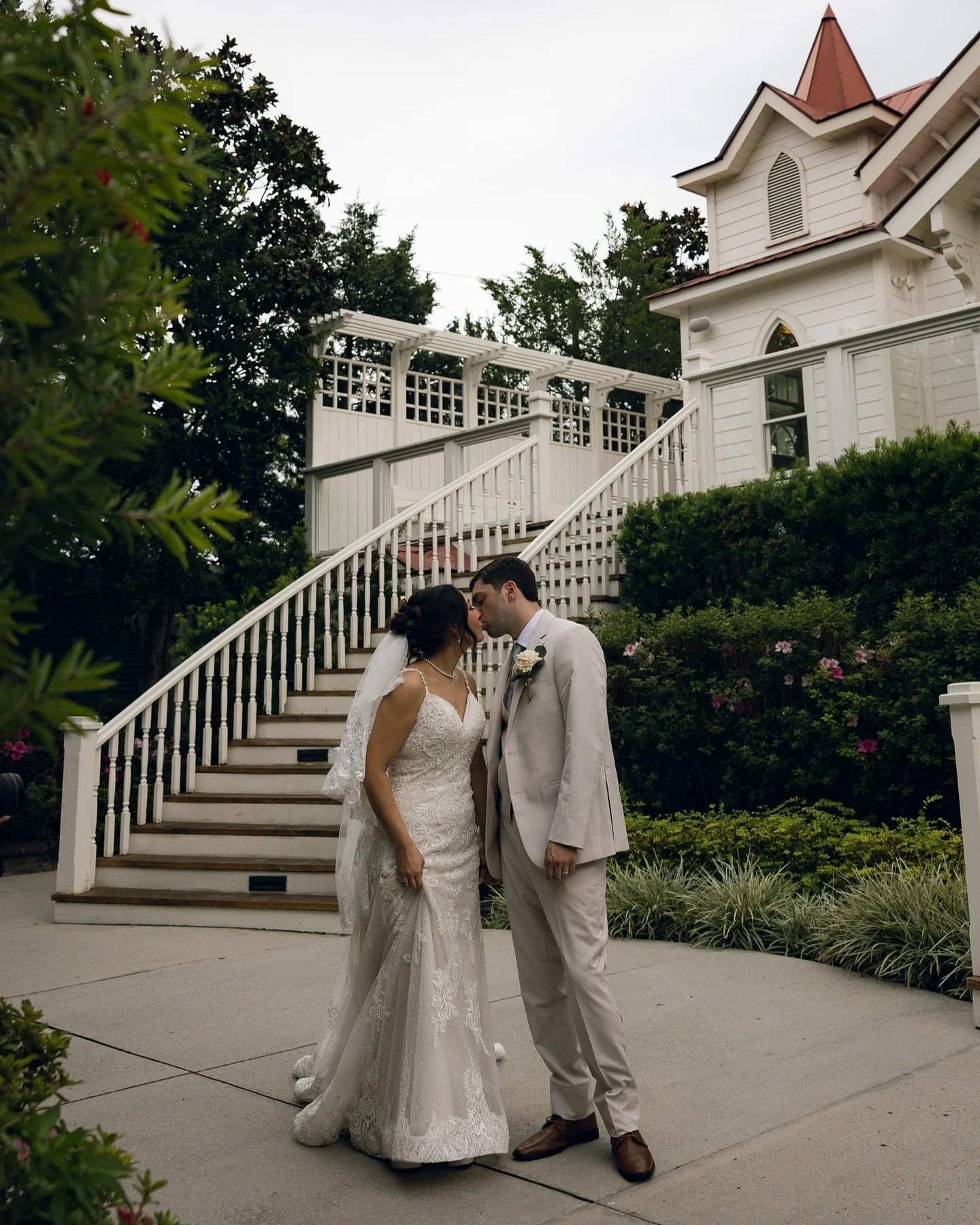 Alyssa + Brandon 🌊
Sweet wedding at the beach. This day was filled with so much love and many happy tears! I was honored to witness a family and friends love this couple so hard. 

Photographer: @jaimeegriffinphotography 
Second shooter: @saraheliza
