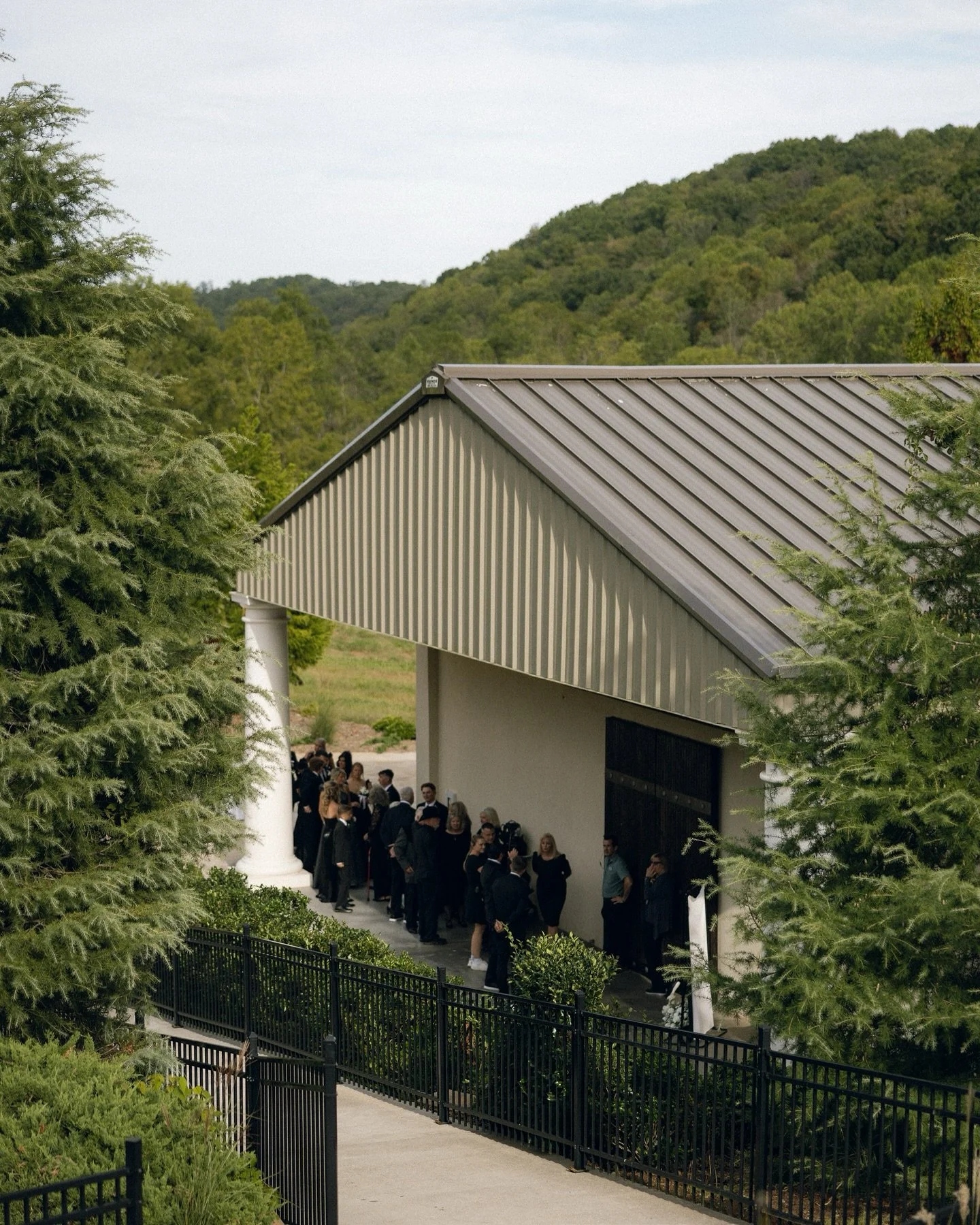 Sarah + Bryant 🦢
A magical day with the most perfect weather. Loved getting to celebrate S+B 🖤

Photographer: @jaimeegriffinphotography 
Second shooter: @bishopfilmandphoto 
Venue: @thegreystoneestate