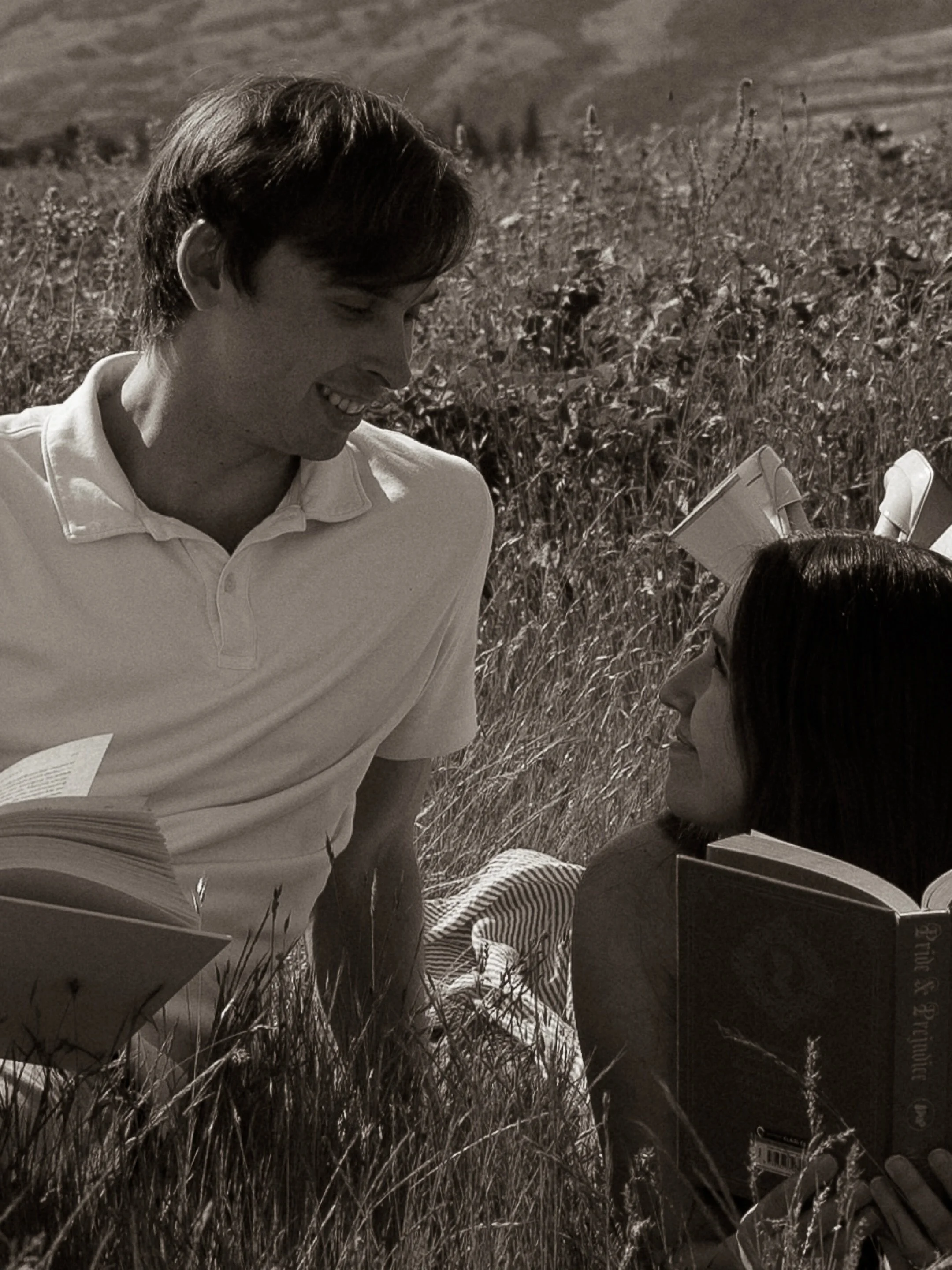 Marissa + Aaden 📚
Talk about a VIEW!!! The gorge has been one of my favorite places to take pictures so far (for obvious reasons). For M+A&rsquo;s engagement photos, we got lucky with no wind, and perfect sunlight. The perfect day for the perfect co