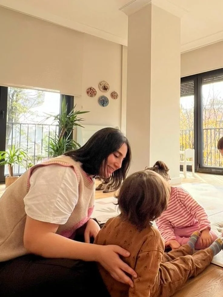 Theraplay gruplarındaki en b&uuml;y&uuml;k hedeflerimizden biri, tam da bu karede gizli 🤍

Ne &ccedil;ok zorlayan, ne de geri &ccedil;ekilen bir eşlik ✨

Asıl ama&ccedil;; &ccedil;ocukları reg&uuml;le bir sinir sistemiyle, adım adım &ldquo;yapabilir