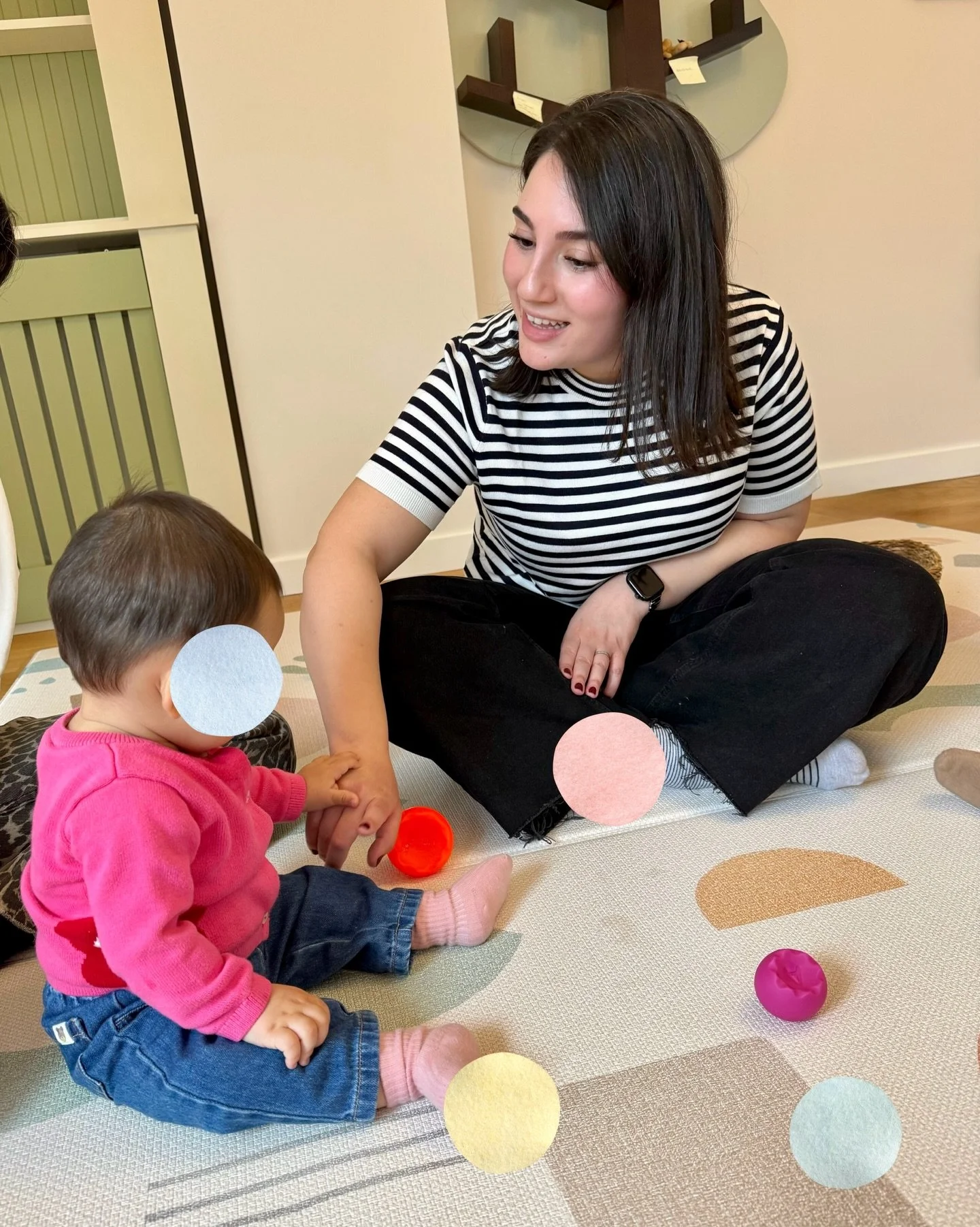 Nurture and Play gruplarında anneler ve bebeklerle buluştuğumuzda, reg&uuml;lasyonun yalnızca &ccedil;ocuklar i&ccedil;in değil, biz yetişkinler i&ccedil;in de ne kadar hayati olduğunu sık&ccedil;a konuşuyoruz.

Bu matın &uuml;zerinde, reg&uuml;le ol