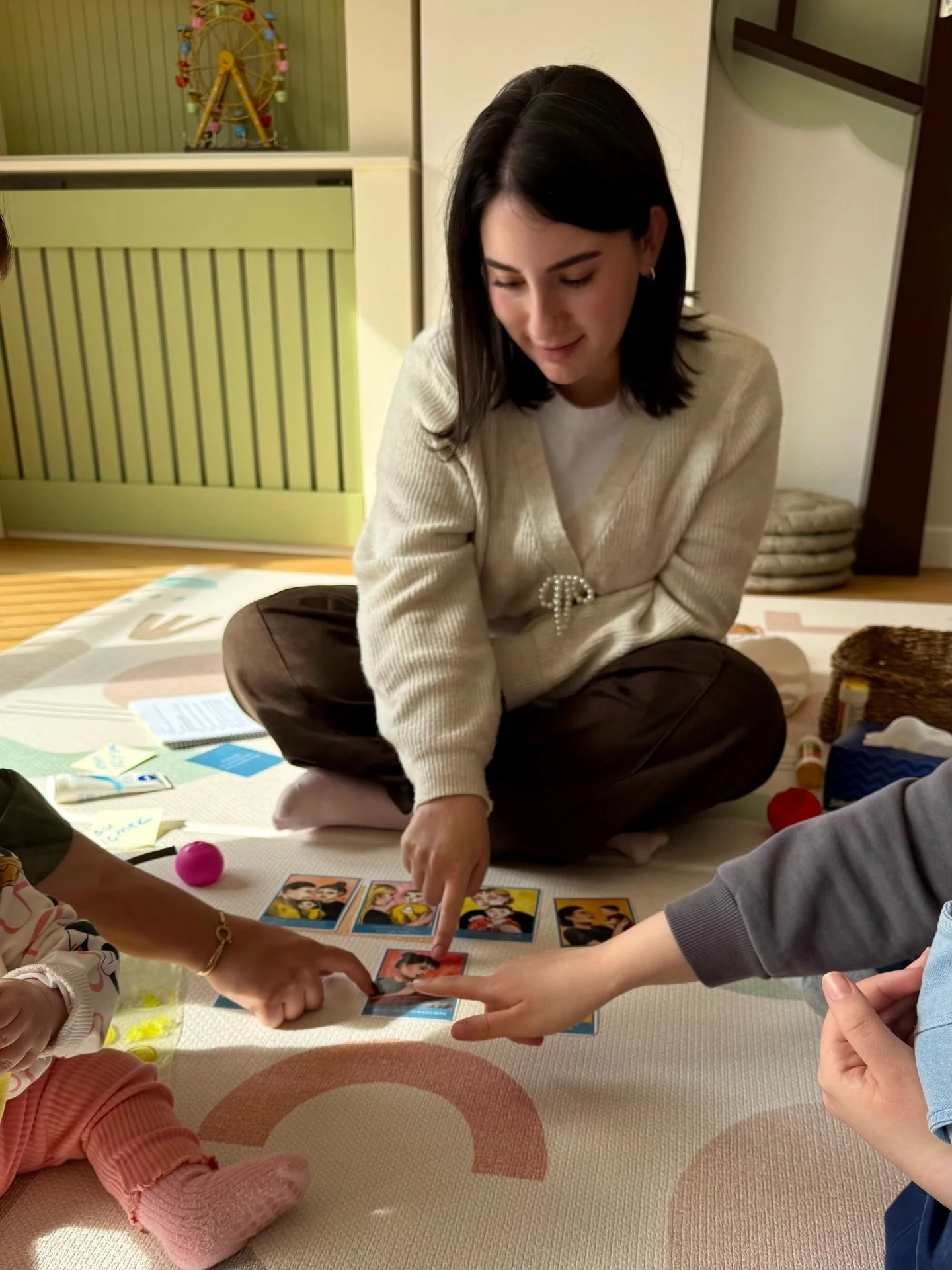 Nurture and Play gruplarında sadece bebeklerin d&uuml;nyasına değil, annelerin ebeveynlik ser&uuml;venine de şefkatle bakıyoruz. İşlerin zorlaştığı o anlarda &lsquo;Neyi eksik yapıyorum?&rsquo; demek yerine, &lsquo;Neleri yapabiliyorum?&rsquo; sorusu