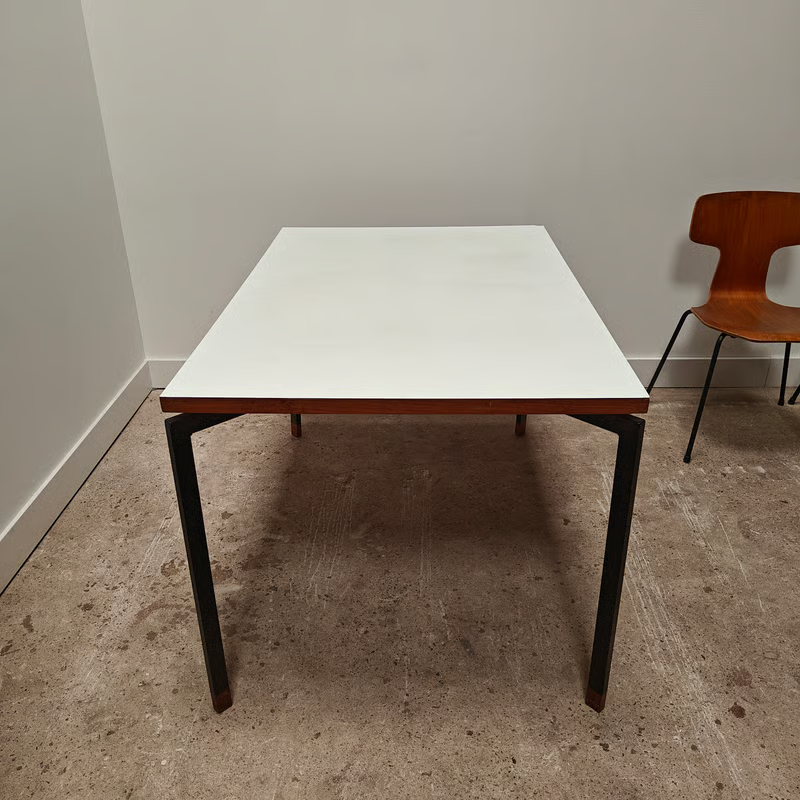 Elsrijk table or desk 3.png