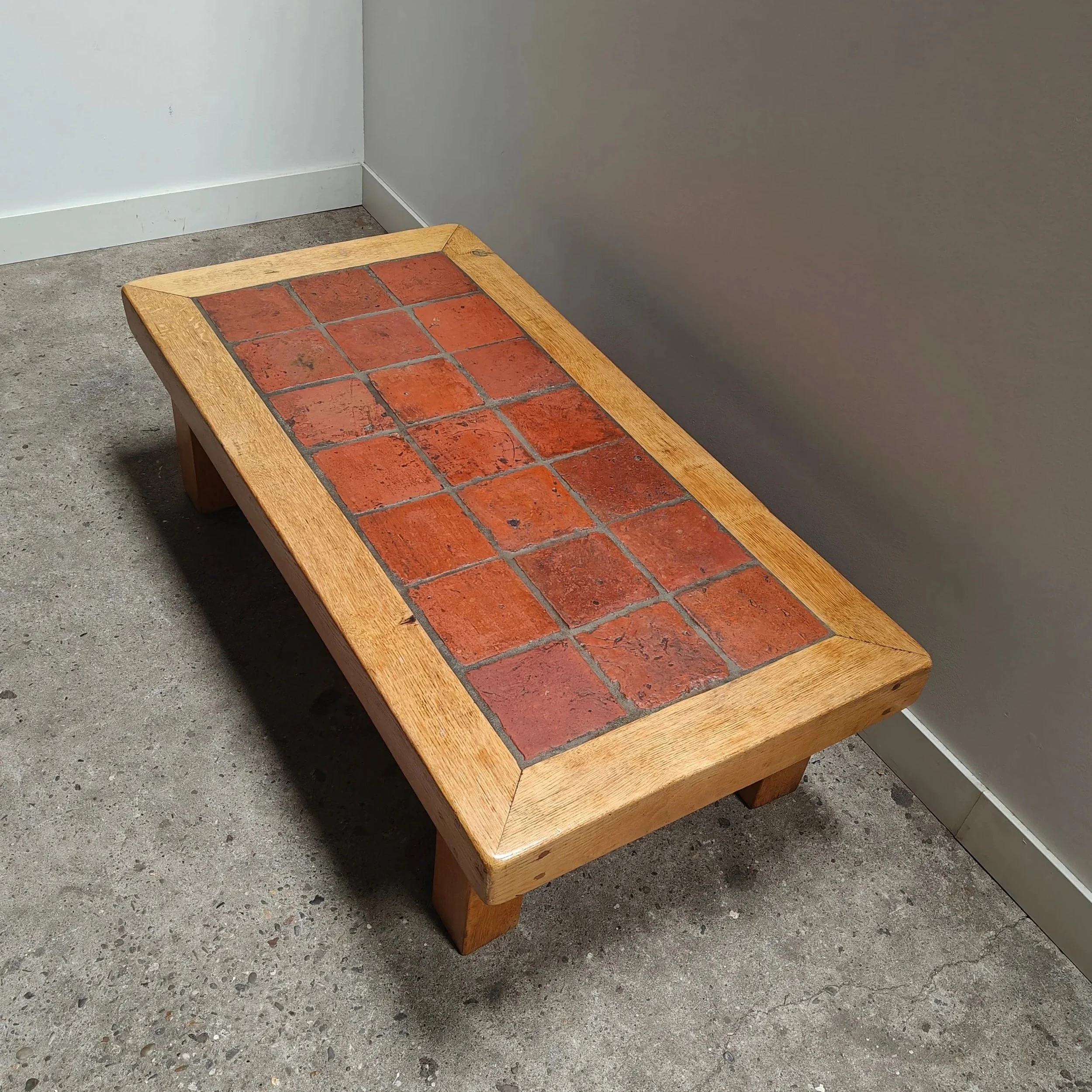 Rectangular+oak+coffee+table+with+a+top+made+of+antique+terracotta+tiles+2.jpg