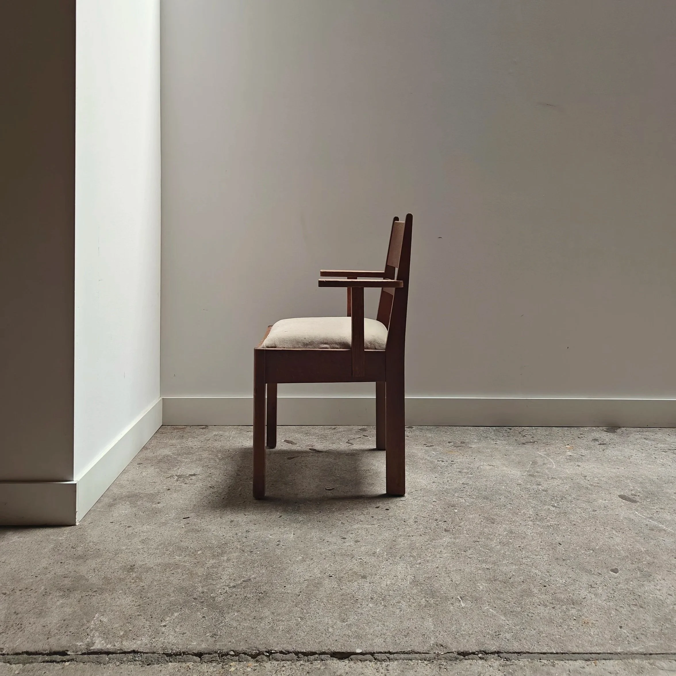Spacious+office+chair+in+Haagse+School+style+10.jpg